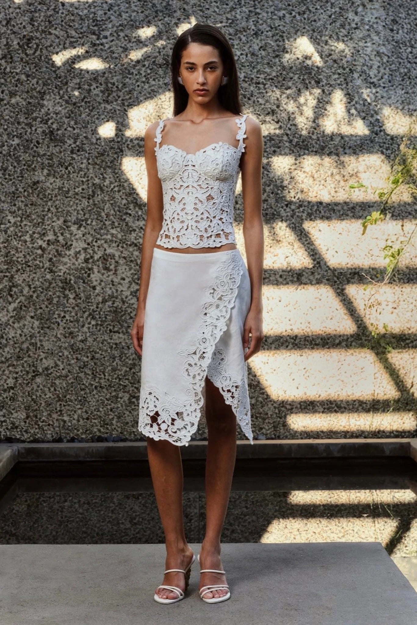 Look feminino com top Cult Gaia em renda floral off-white e saia midi assimétrica