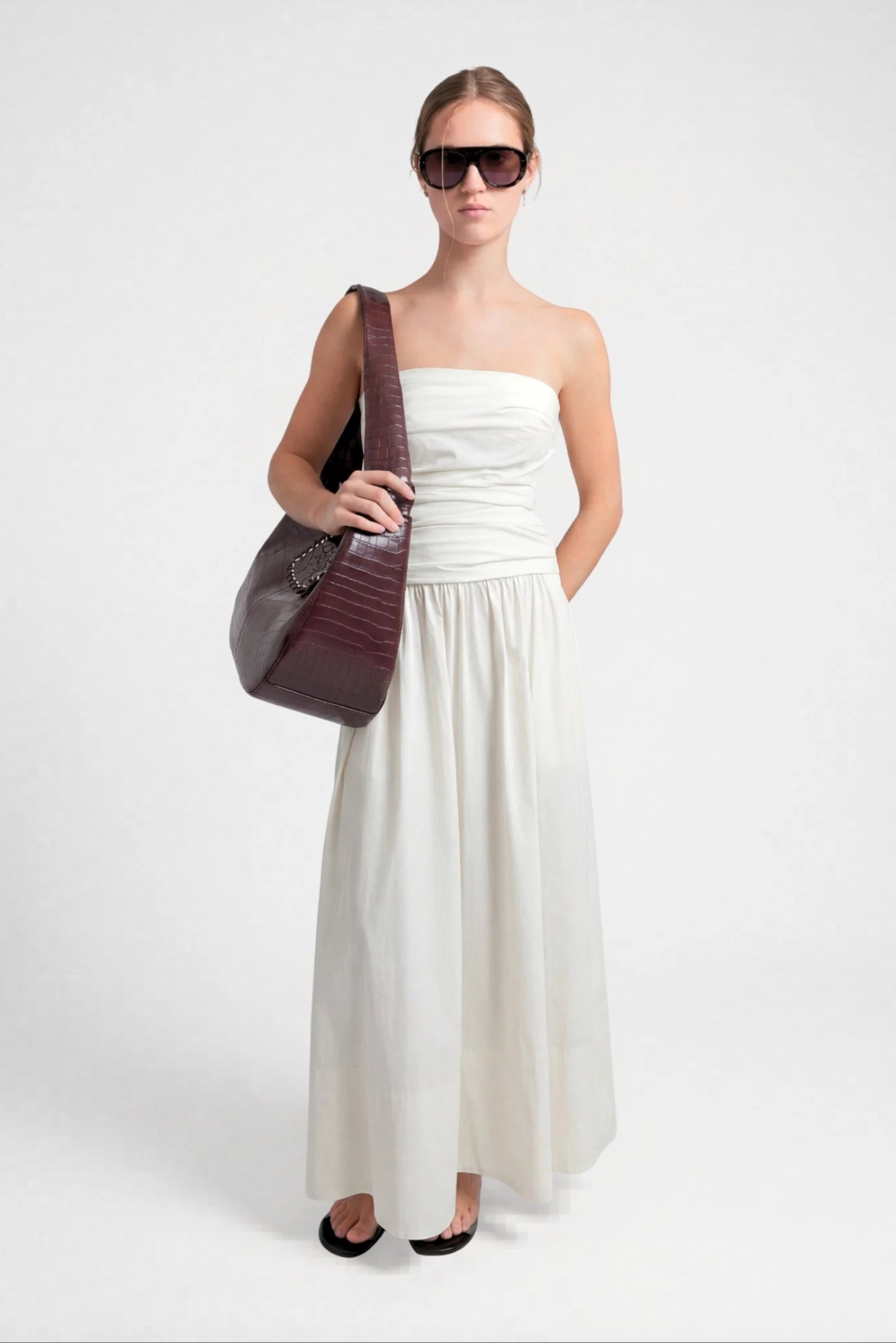 Modelo usando Vestido Midi Drapeado Maya MR off white tomara que caia com saia ampla