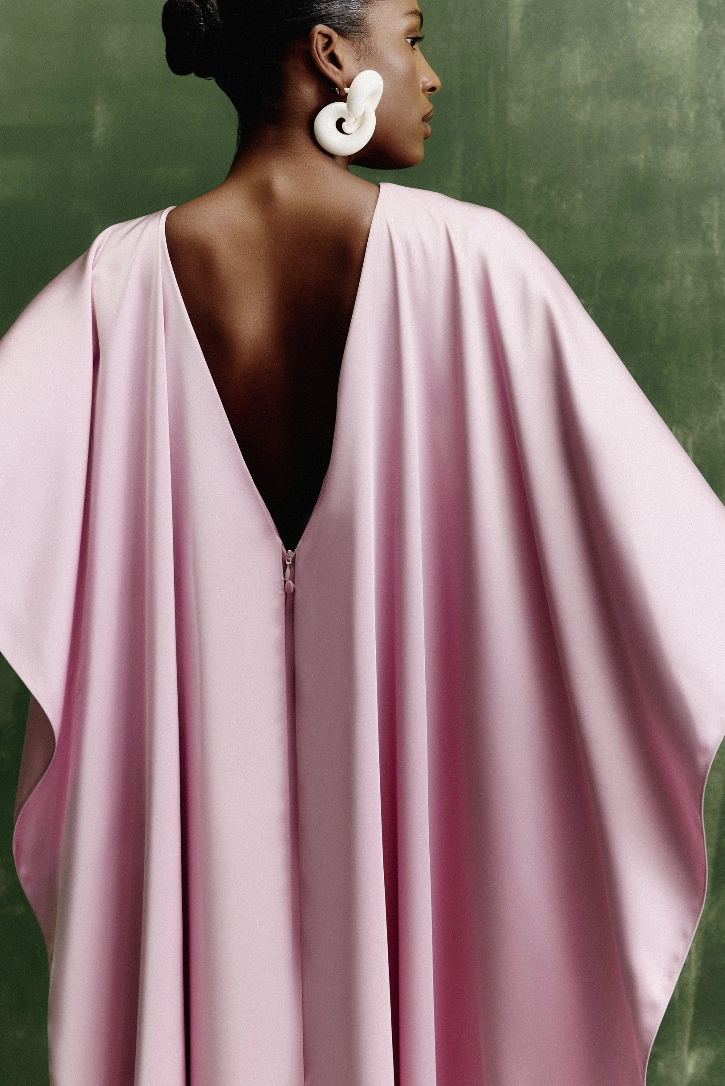 Vestido longo crepe rosa claro com capa fluida e modelagem elegante em imagem editorial