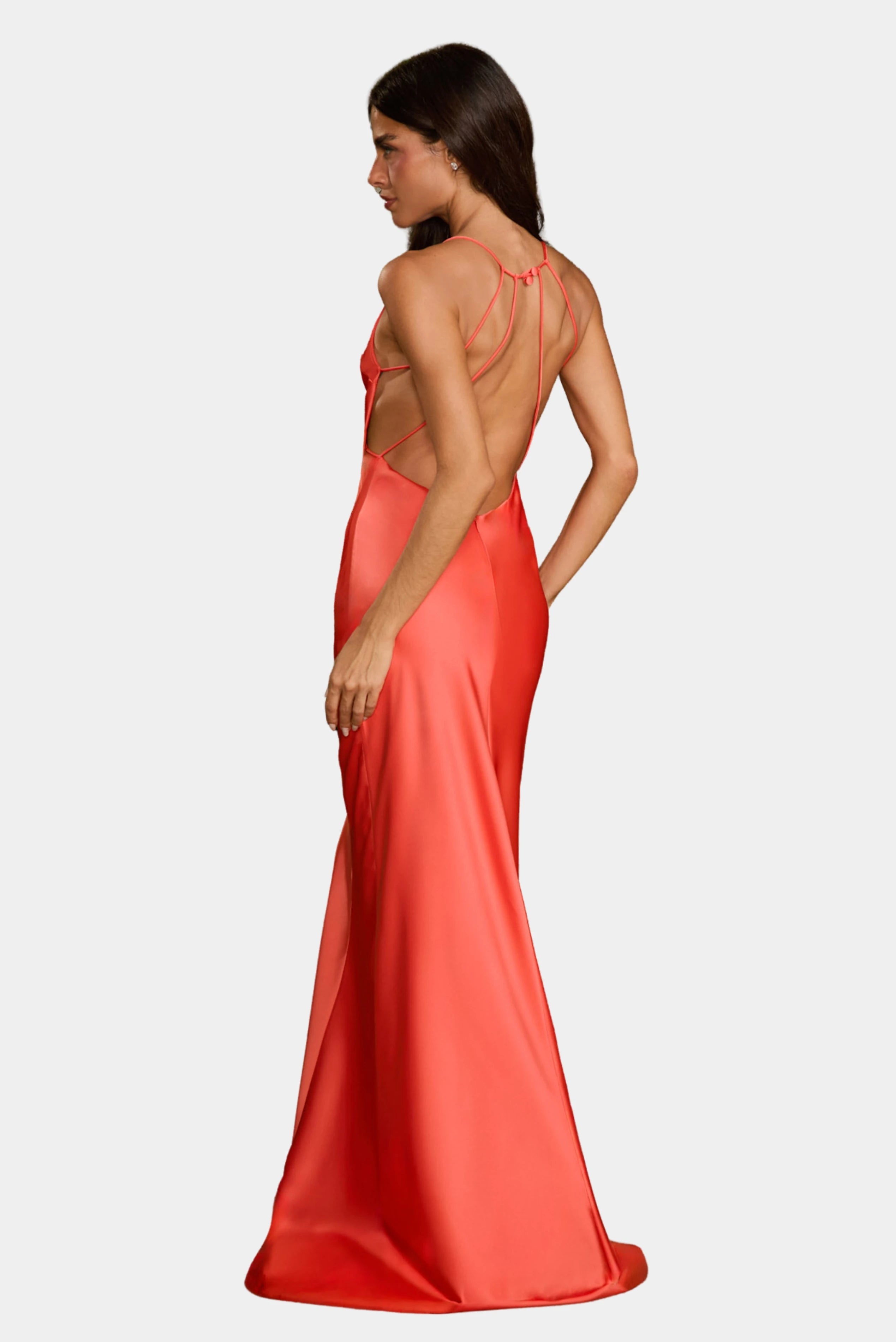 Vista traseira do Vestido Longo Nadine em cetim coral com costas abertas e alças finas