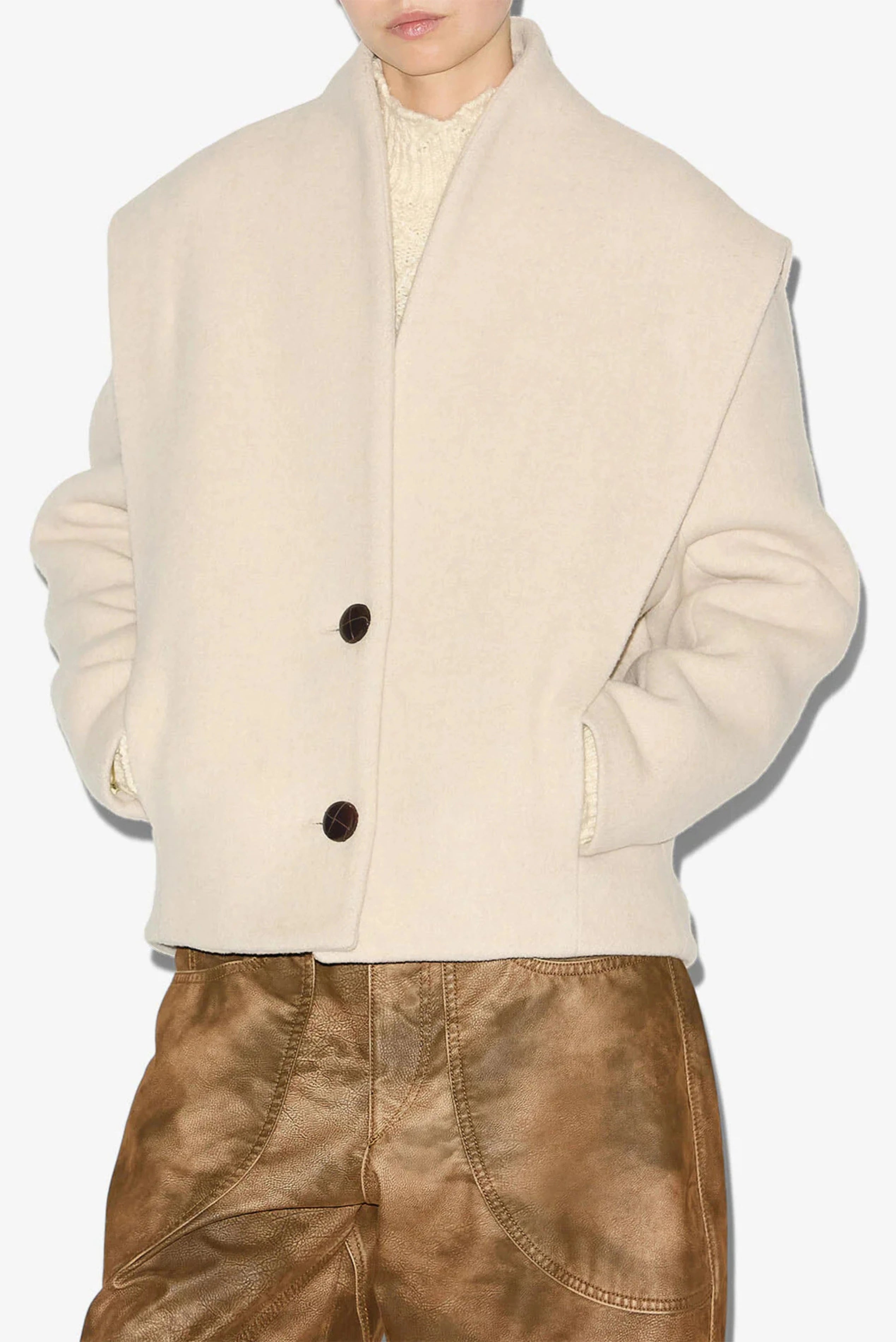 Casaco de lã bege claro Isabel Marant em look feminino com calça marrom