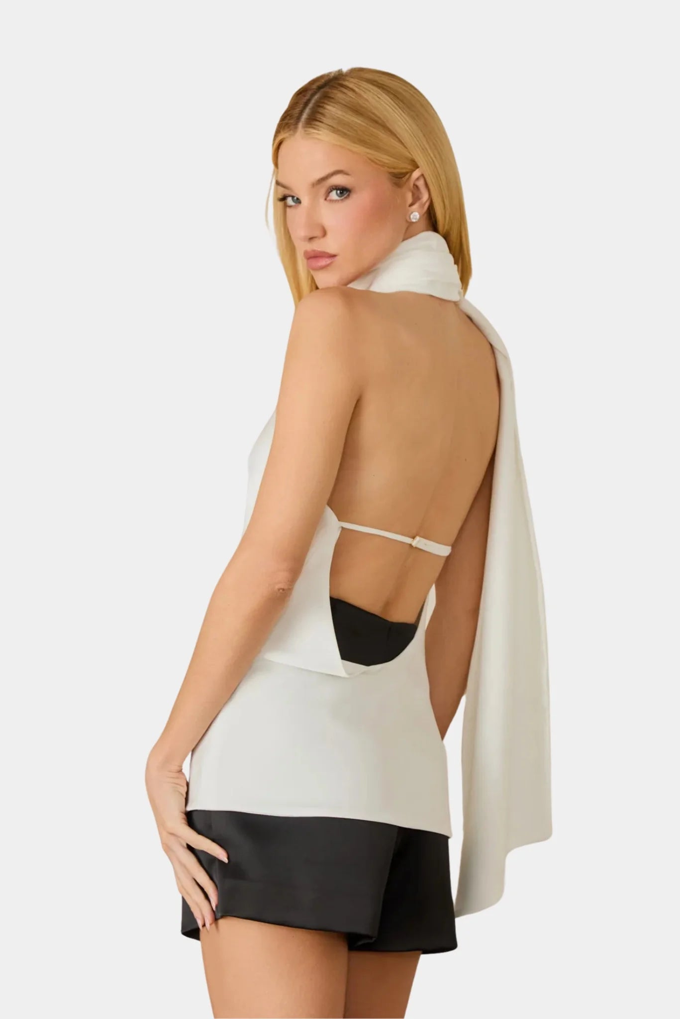 Costas da Blusa Nay off white em cetim com decote profundo e faixa ajustável
