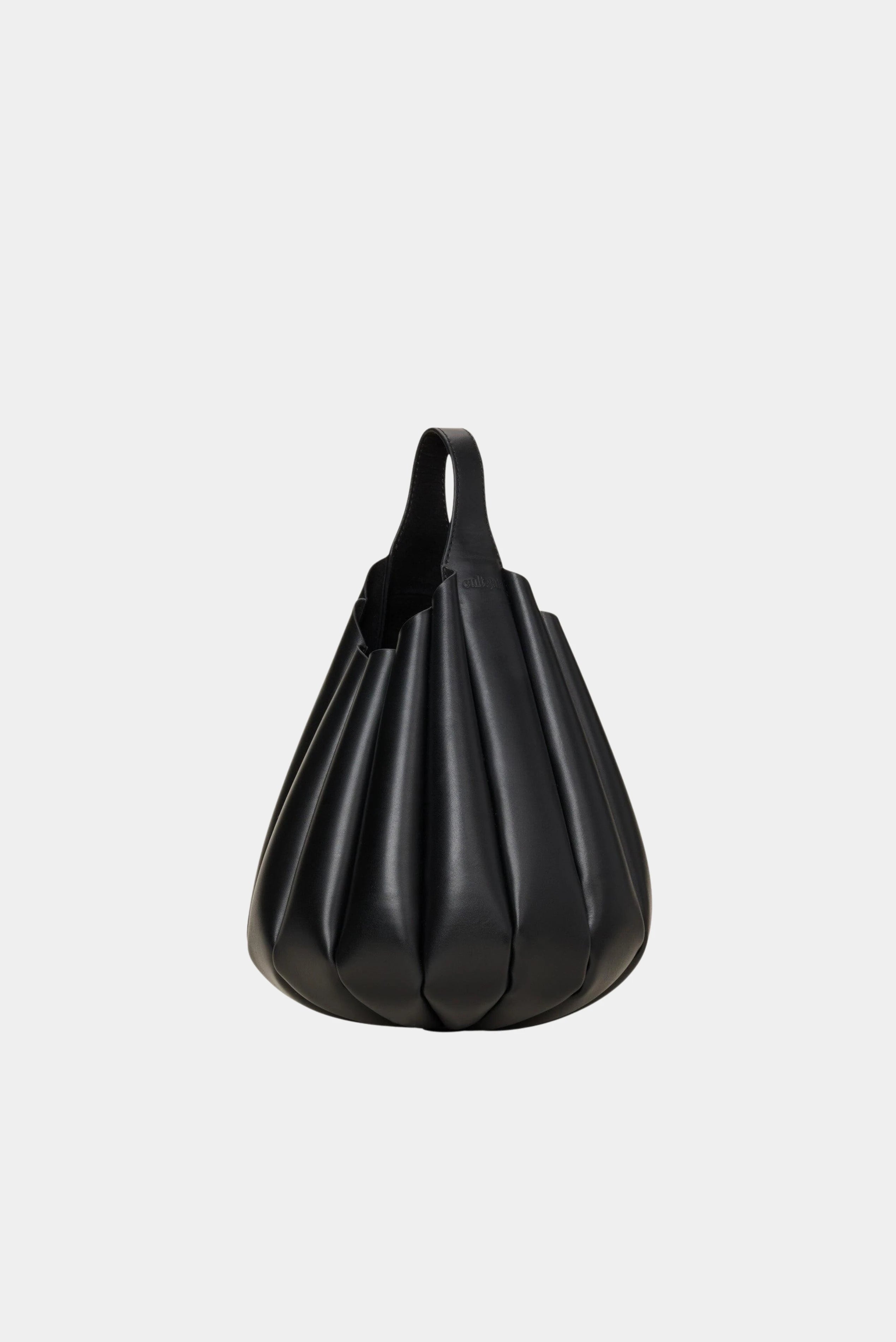 Bolsa preta Cult Gaia usada à mão com design plissado volumoso