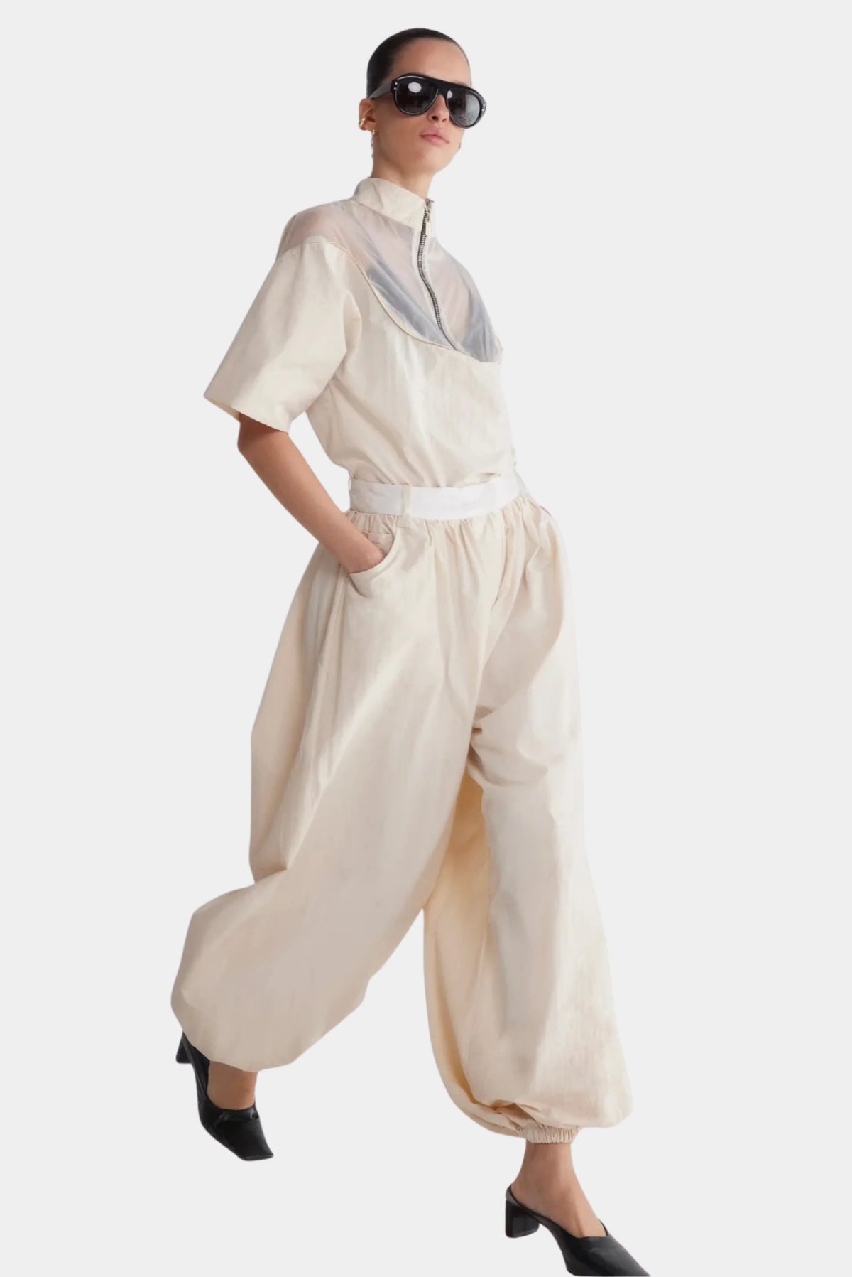 Calça Axis Francesca off-white ampla com bolsos laterais e volume nas pernas