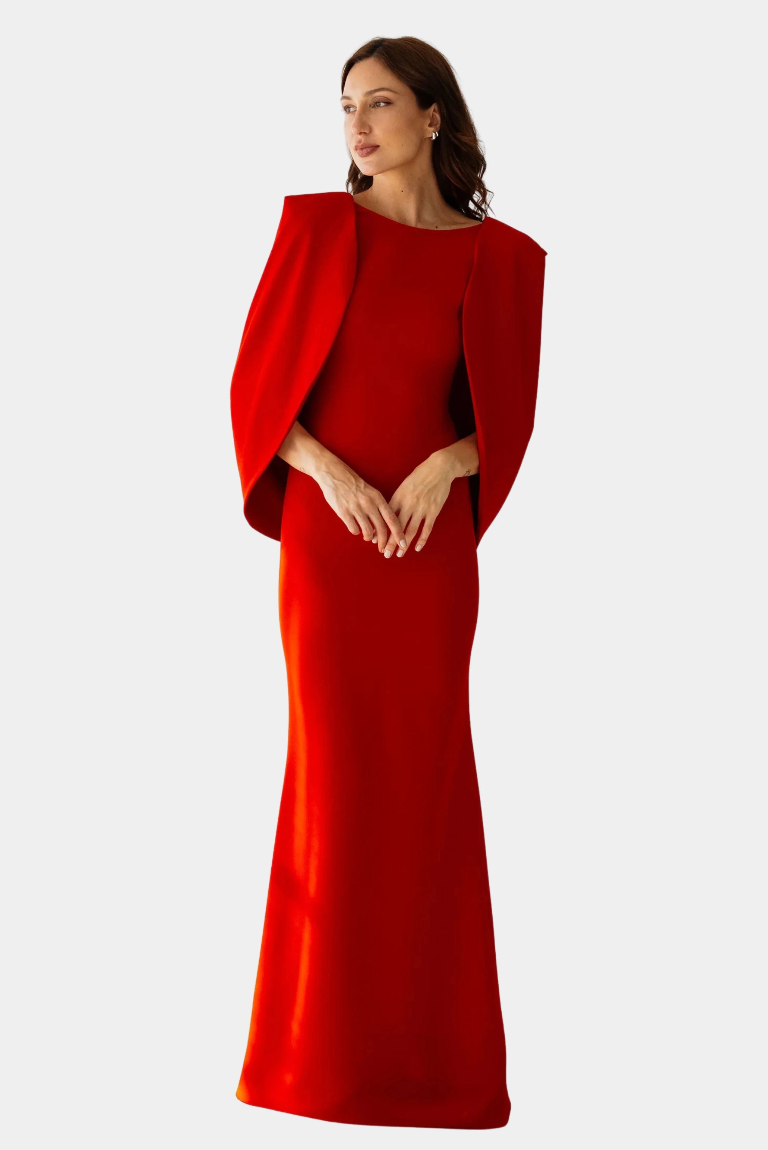 Vestido longo vermelho Eter Ostra Minú com decote canoa, capa sobre os ombros e modelagem reta