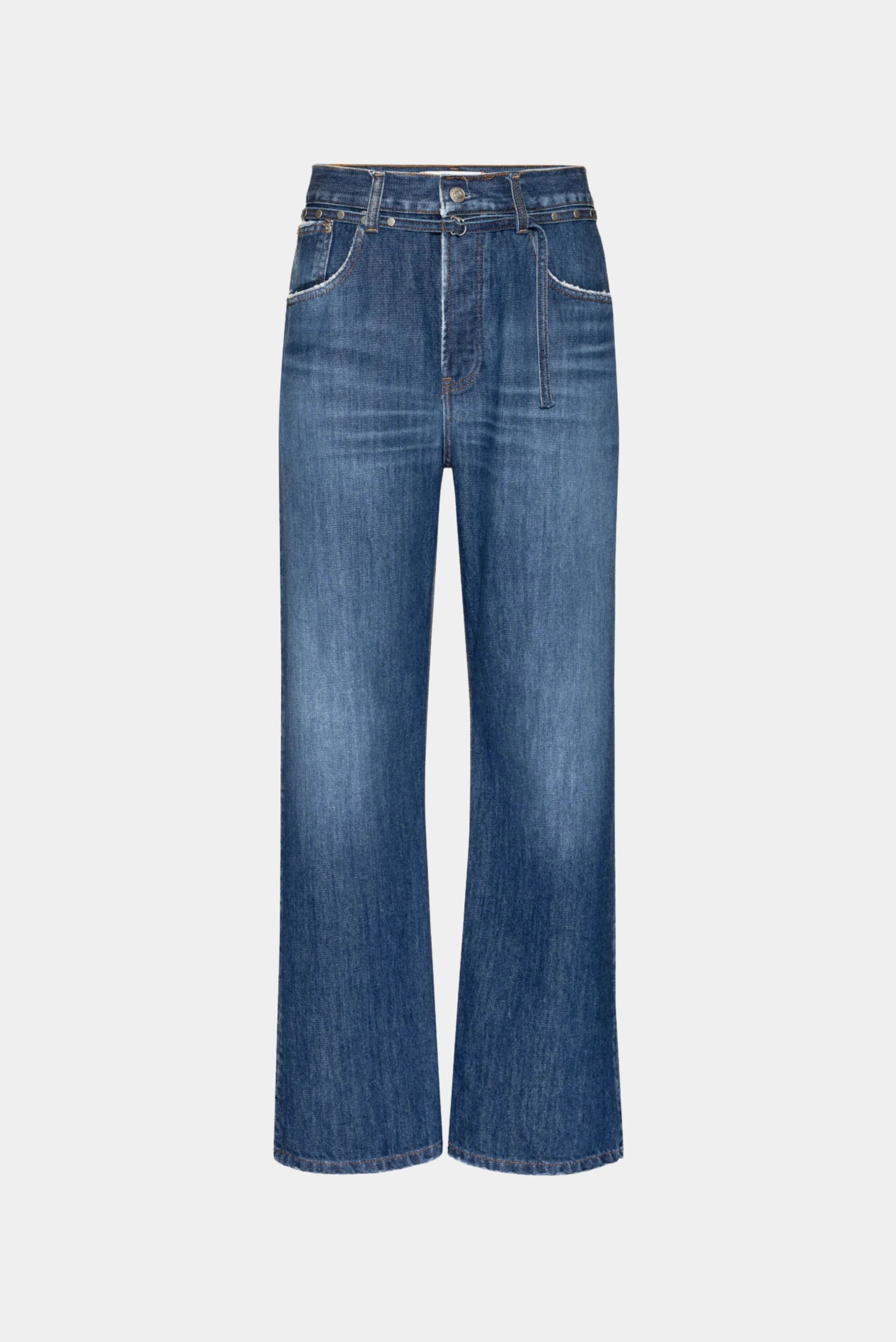 Calça jeans azul de modelagem loose com cintura alta, pernas retas amplas e faixa com tachas.