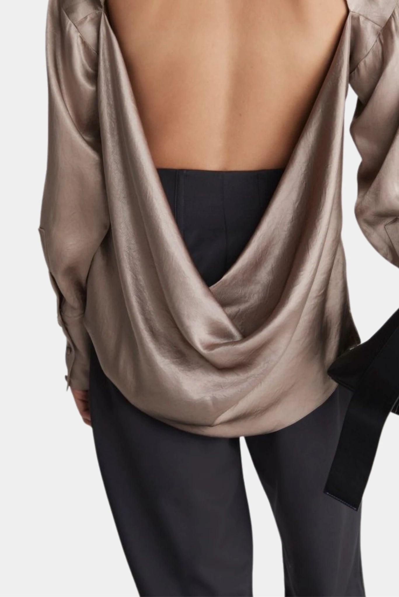 Detalhe das costas da blusa Francesca com recorte profundo e efeito drapeado