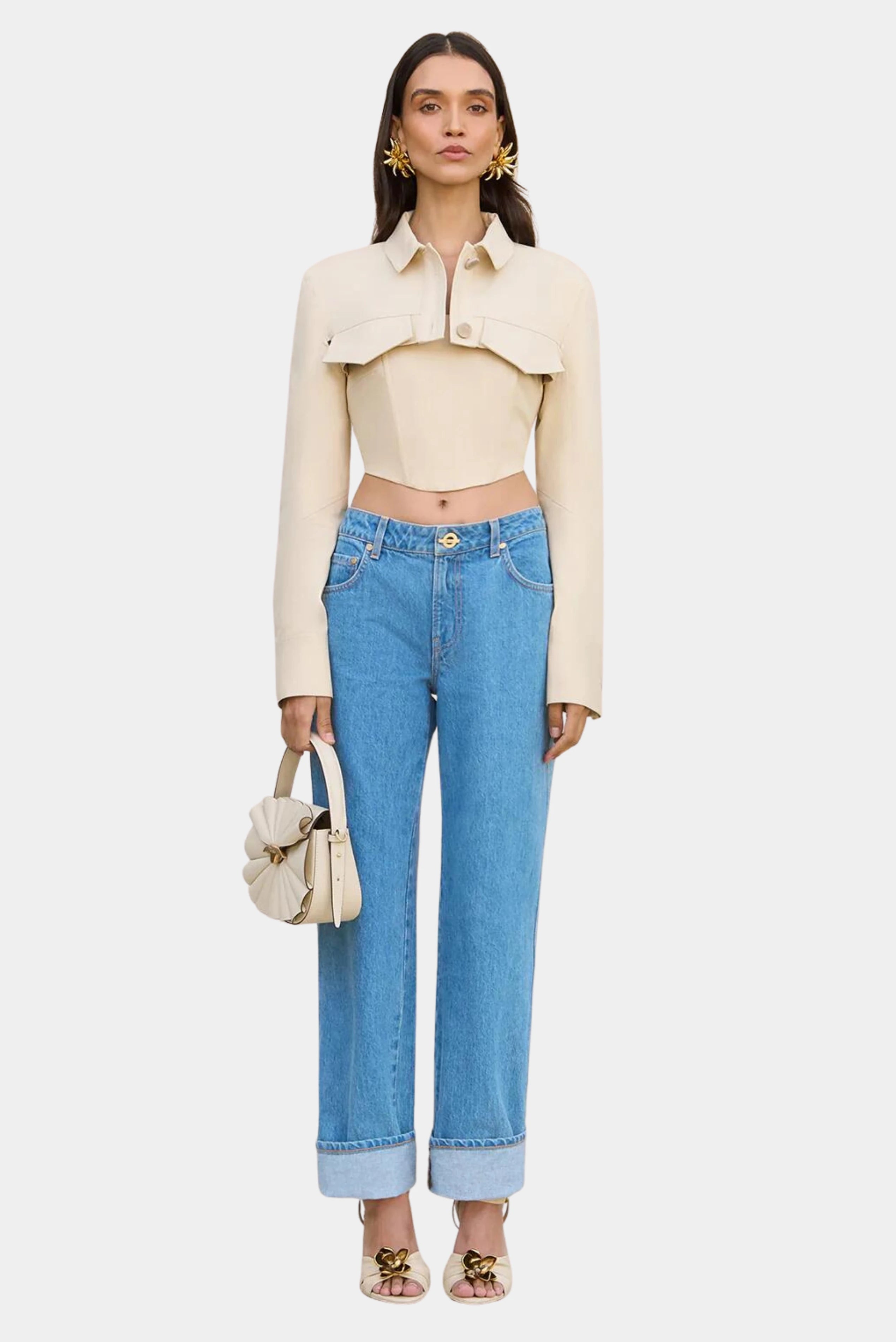 Jaqueta cropped Issa Cult Gaia bege com jeans reto de cintura alta
