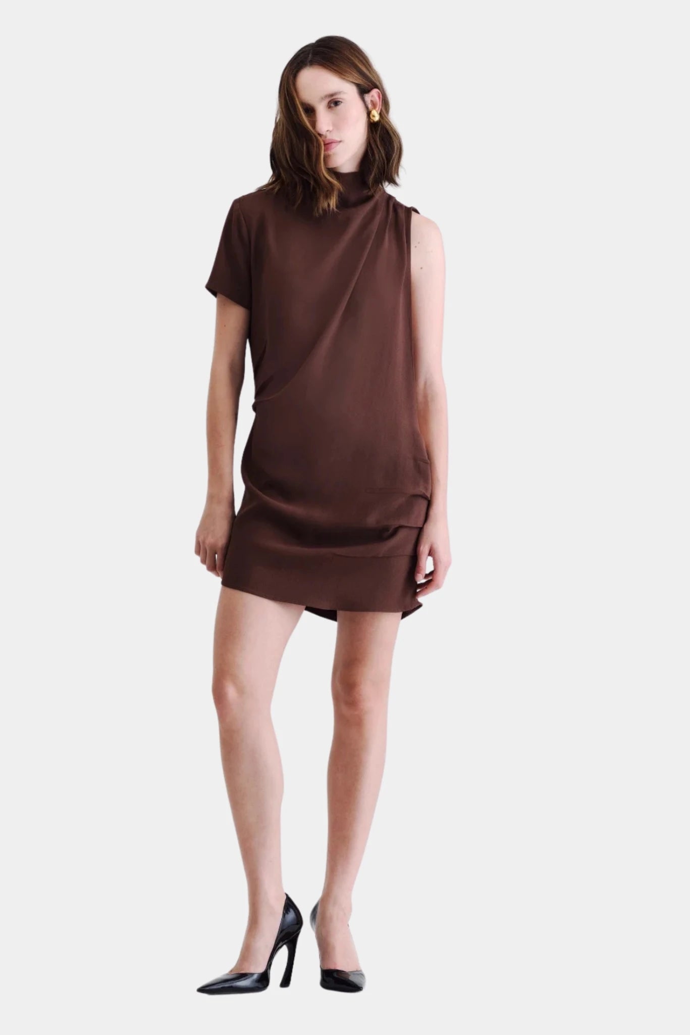 Vestido Juno Mini Francesca marrom com gola alta e modelagem assimétrica