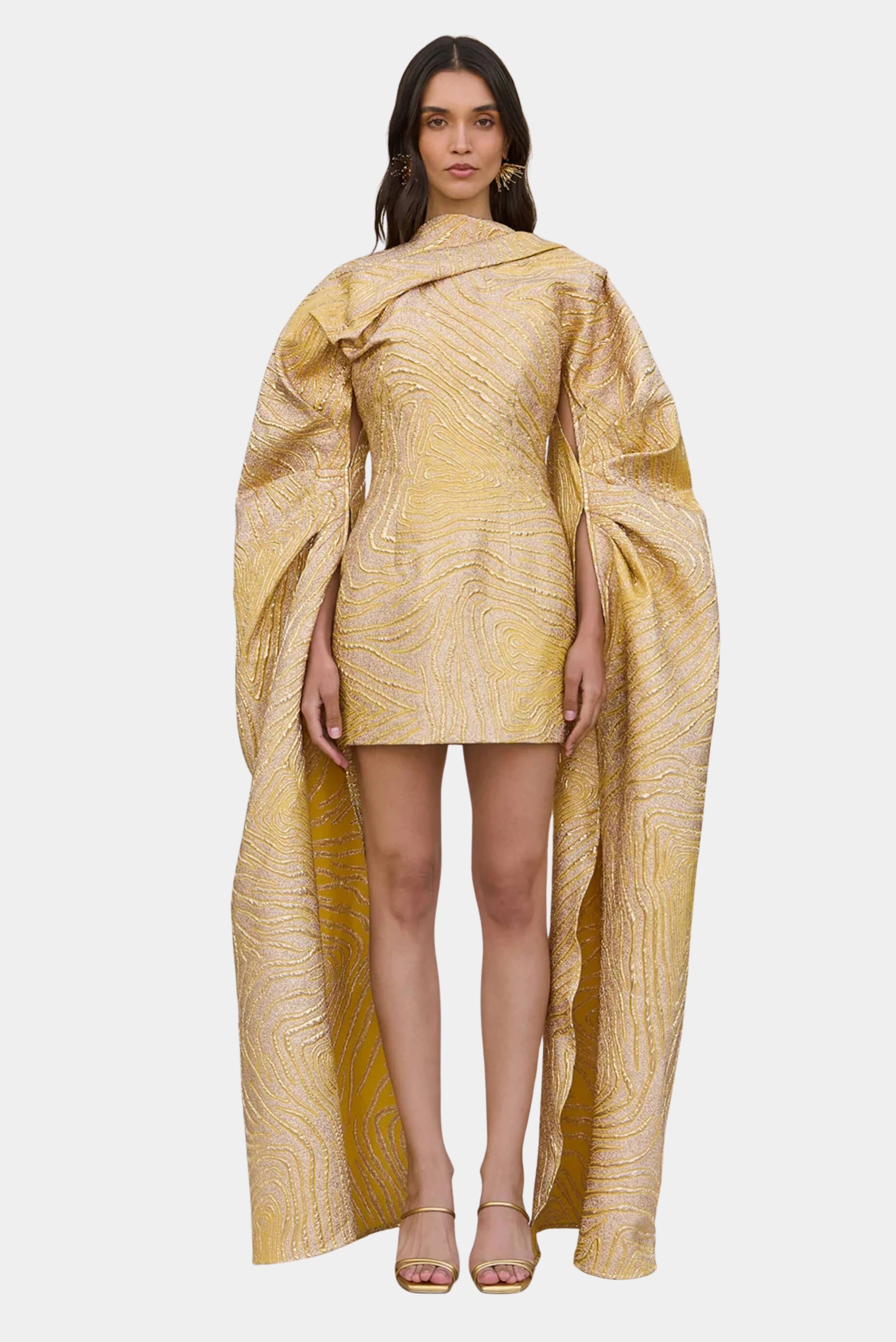 Vestido de festa dourado Cult Gaia com mangas dramáticas e acabamento texturizado brilhante