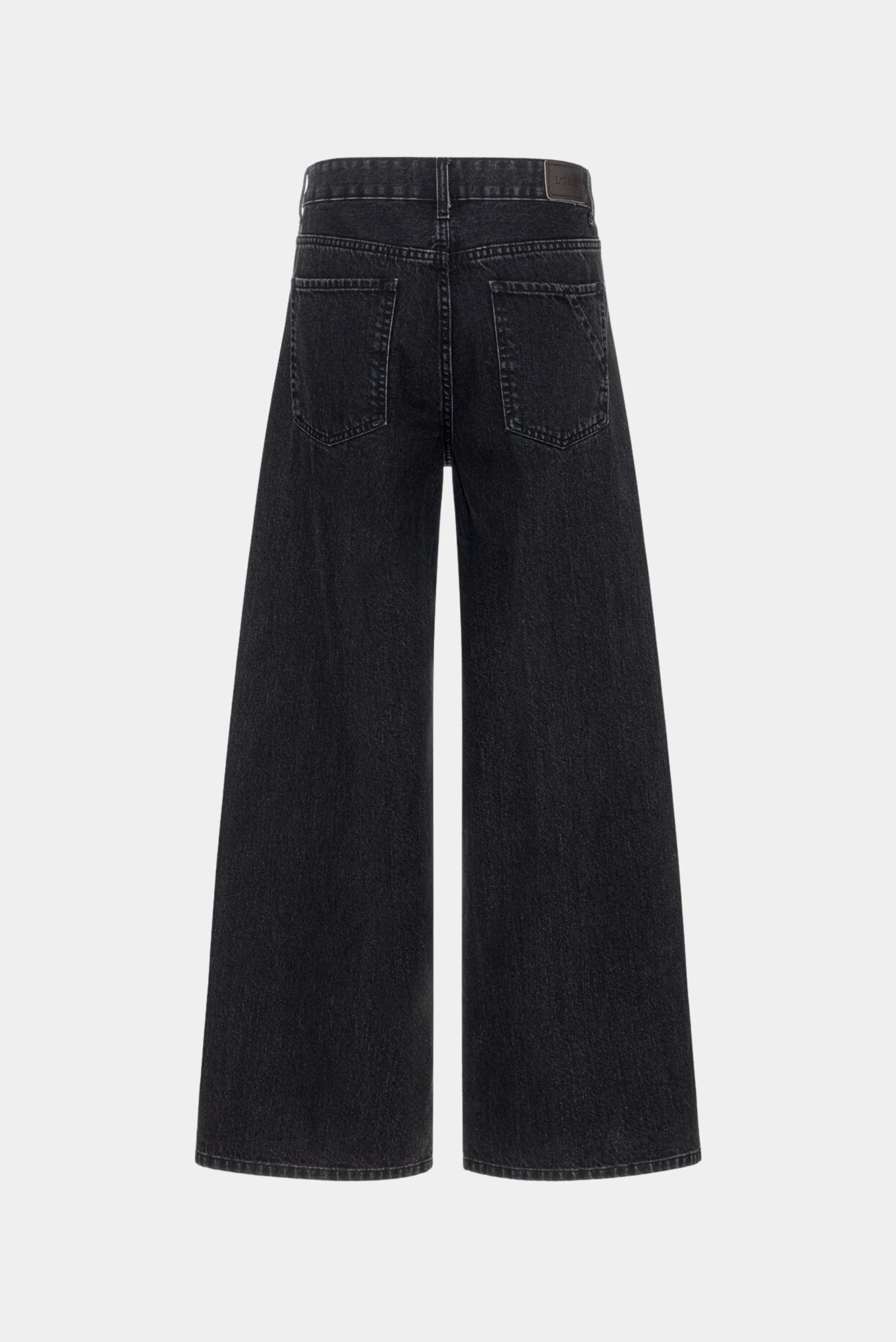 Calça jeans wide leg escura com bolsos traseiros e caimento amplo