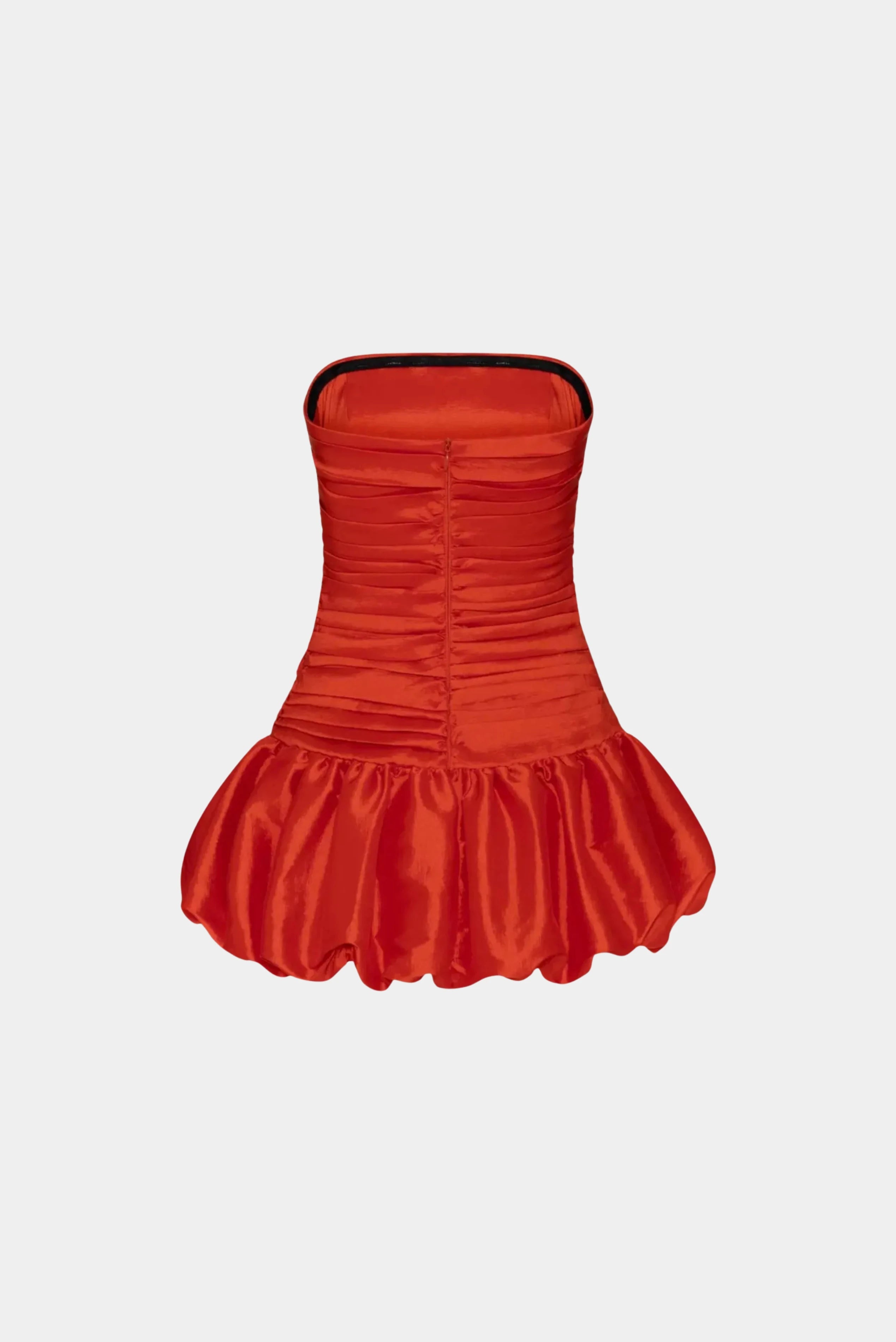 Costas de vestido curto balonê vermelho tomara que caia com drapeado e saia volumosa