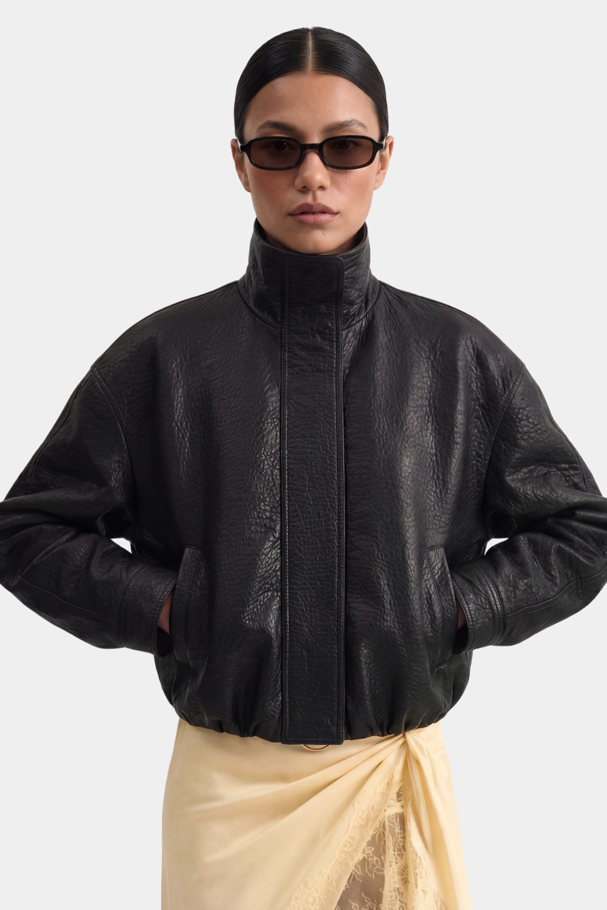 Jaqueta Philo MR de couro preta com gola alta, modelagem ampla e bolsos frontais em look feminino