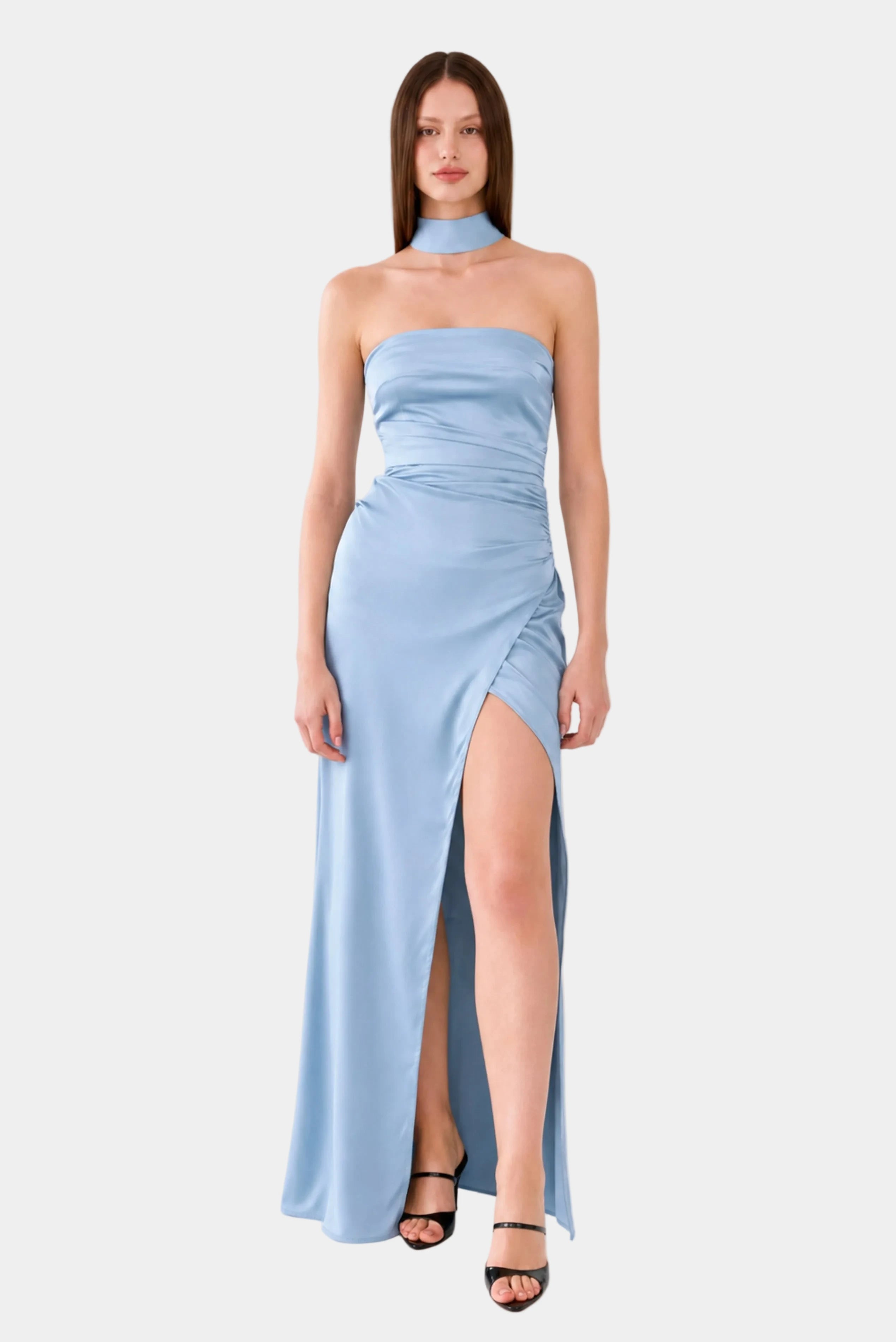 Modelo usando Vestido de Festa Longo Opera MR azul claro com fenda frontal