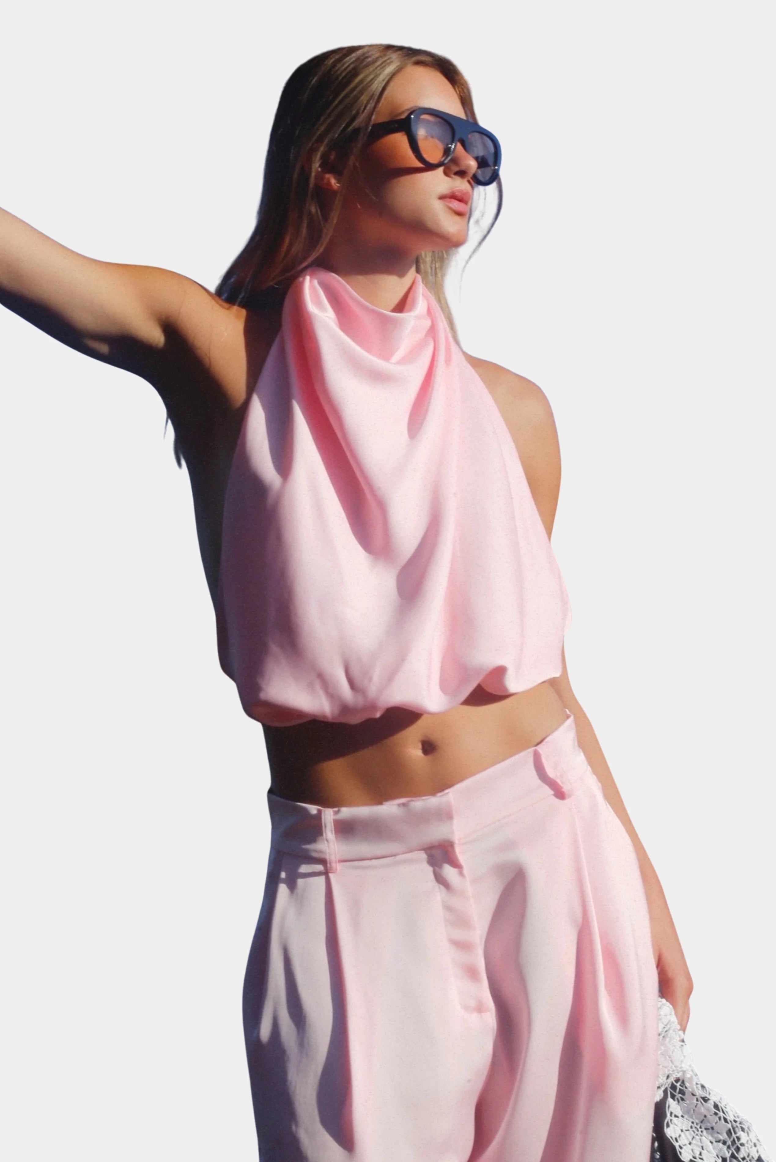 Top Frente Única Helza MR rosa em look feminino com decote drapeado e modelagem ampla