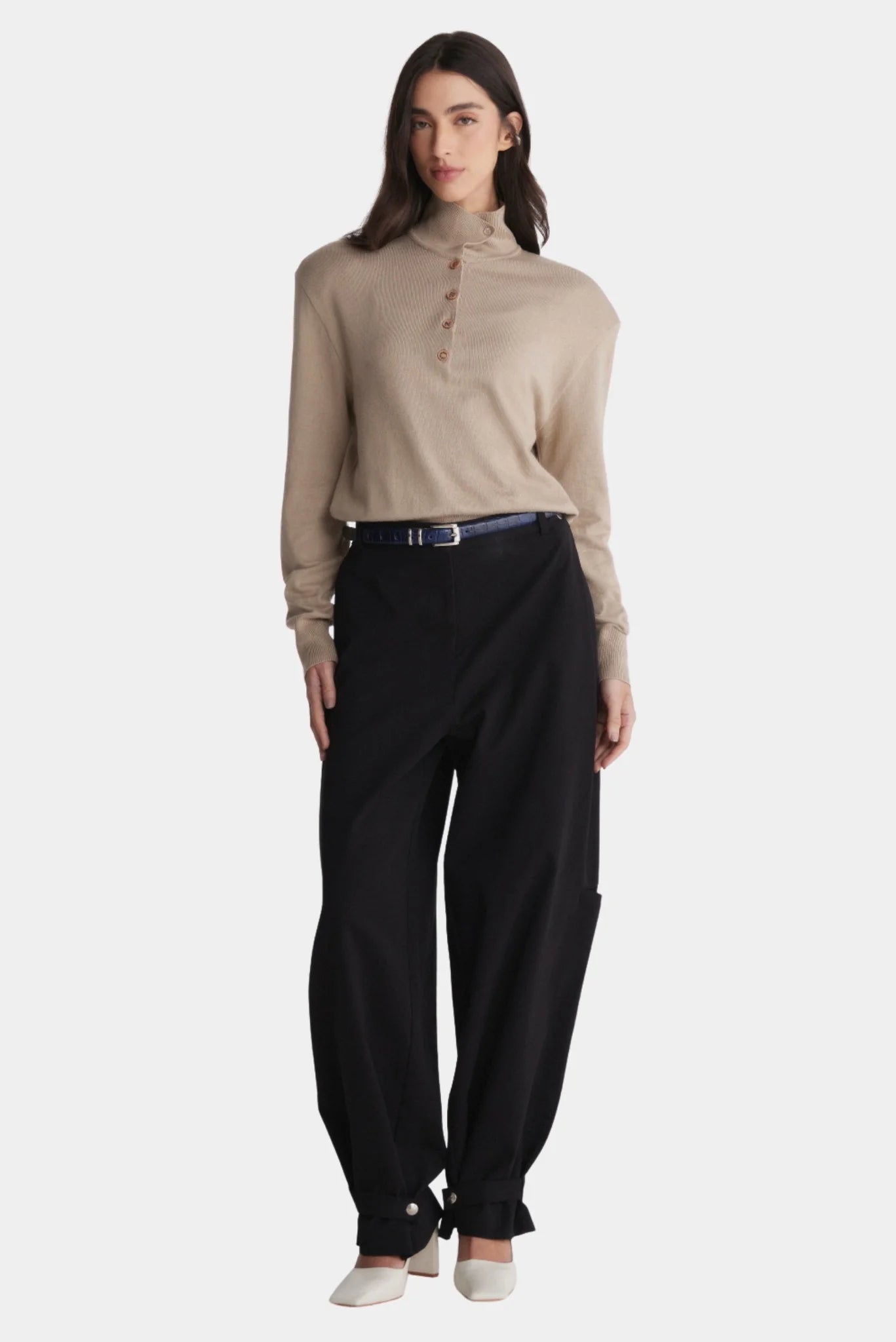 Blusa Polo Tricot Francesca bege com mangas longas e gola alta abotoada