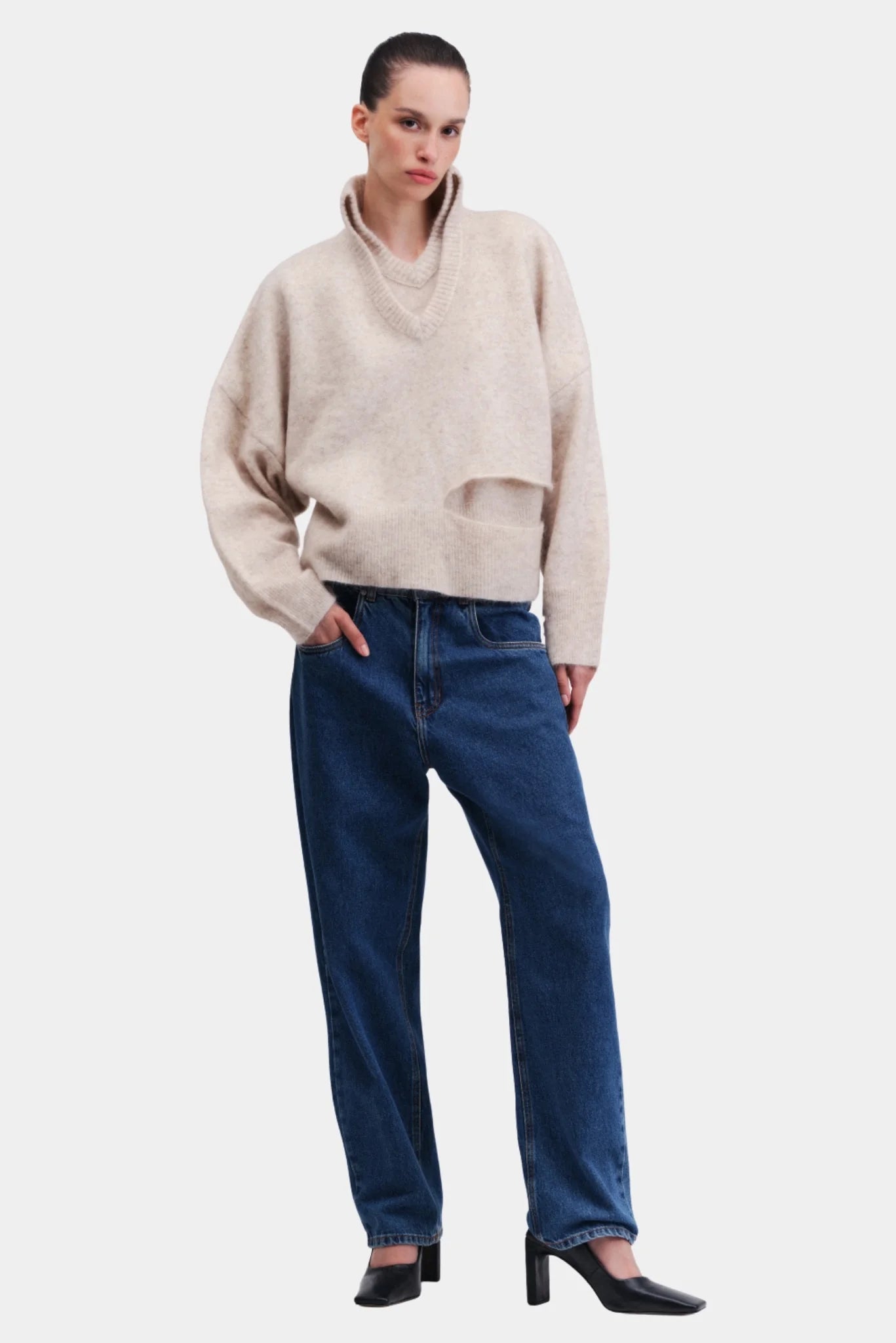 Pullover oversized Francesca em tricot bege com gola alta ampla e modelagem ampla
