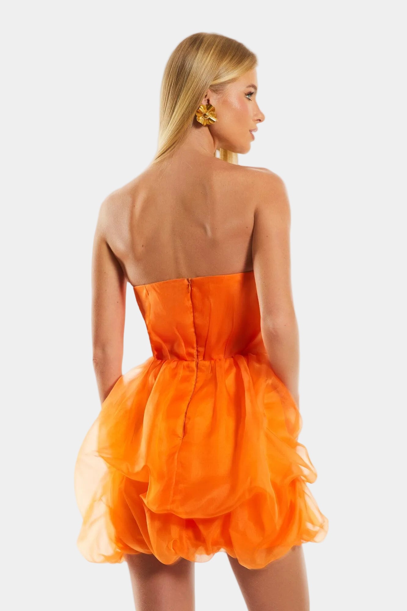 Costas do vestido Paola Fabulous laranja com modelagem tomara que caia