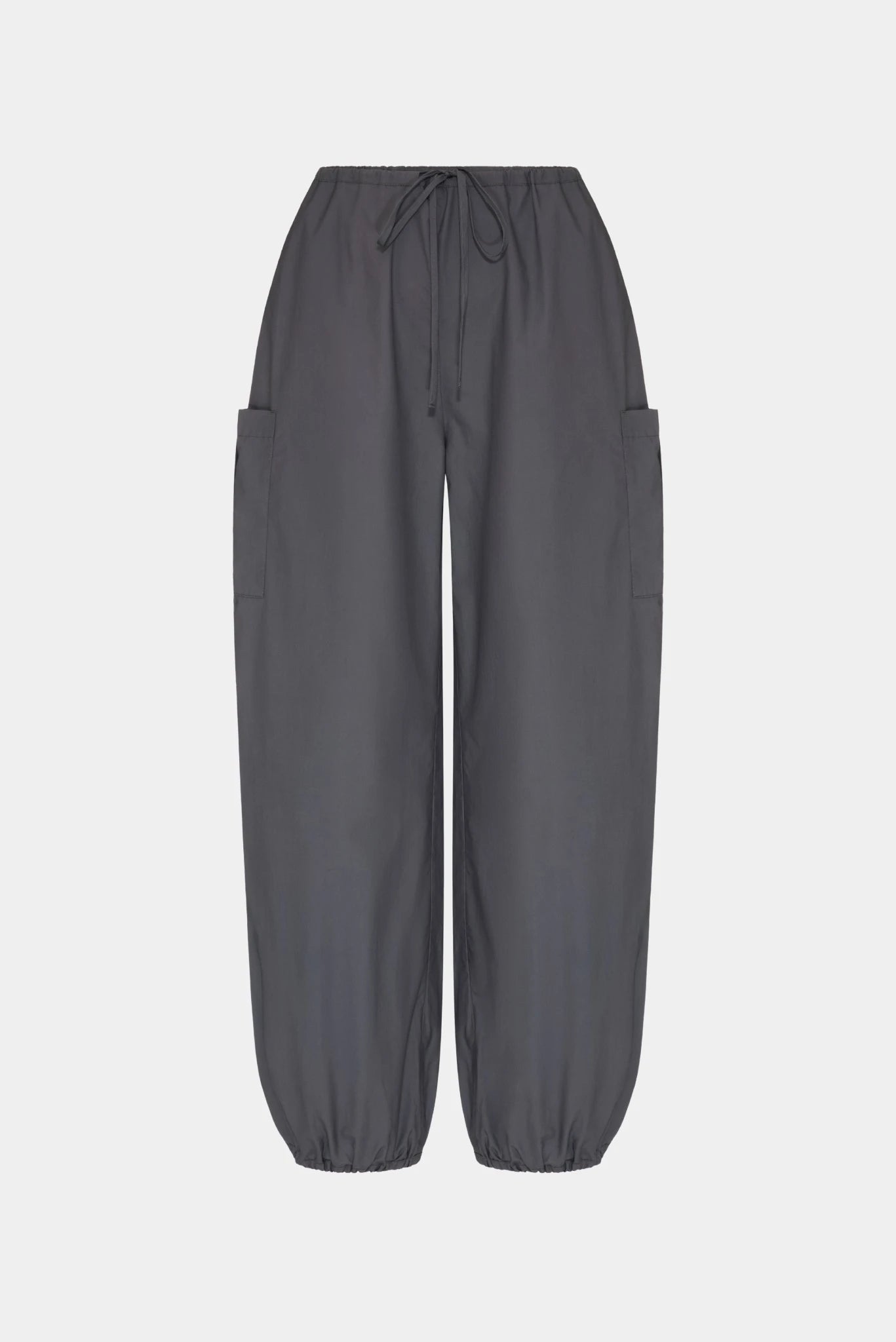 Calça balloon cargo Aya Gaia cinza com bolsos laterais amplos e barra franzida