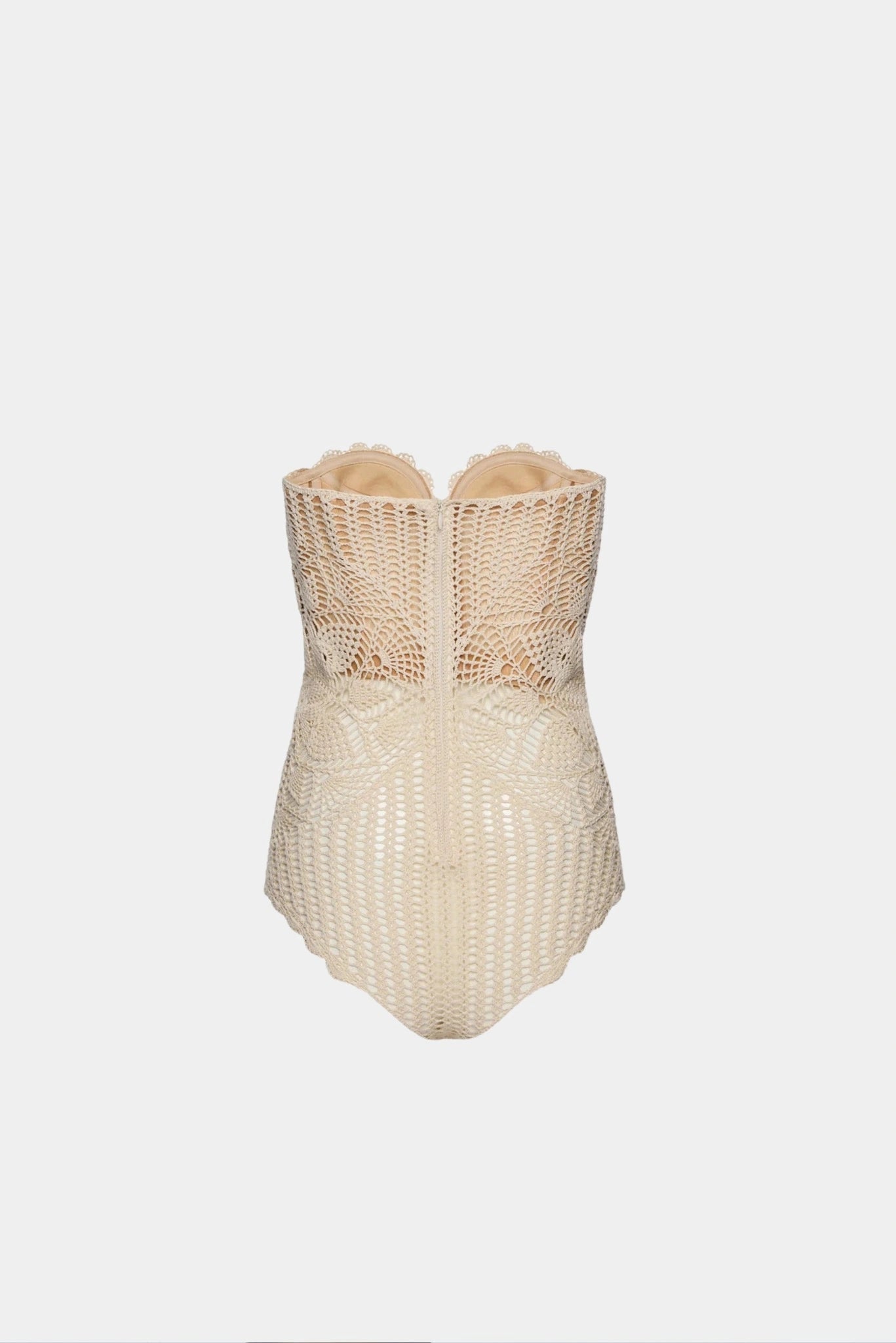 Modelo usando body de crochê off-white Magda Butrym com desenho rendado e busto estruturado