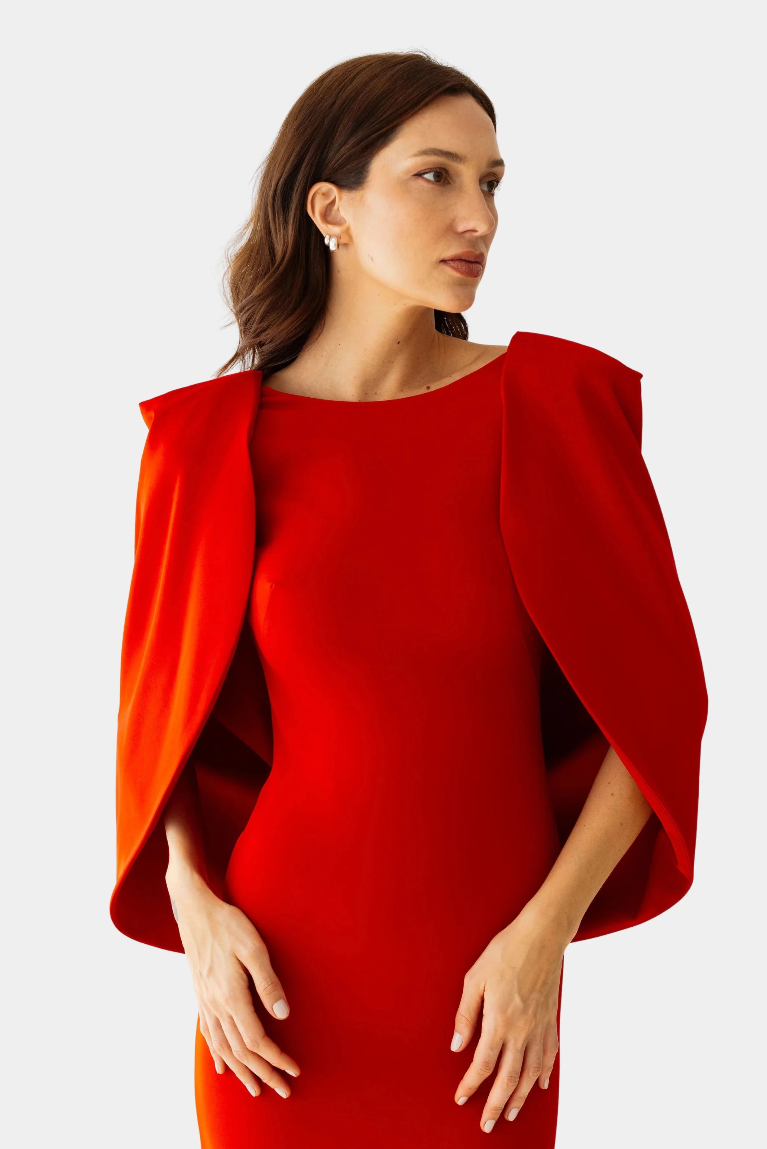 Vestido longo vermelho Eter Ostra Minú com decote canoa e capa estruturada sobre os ombros