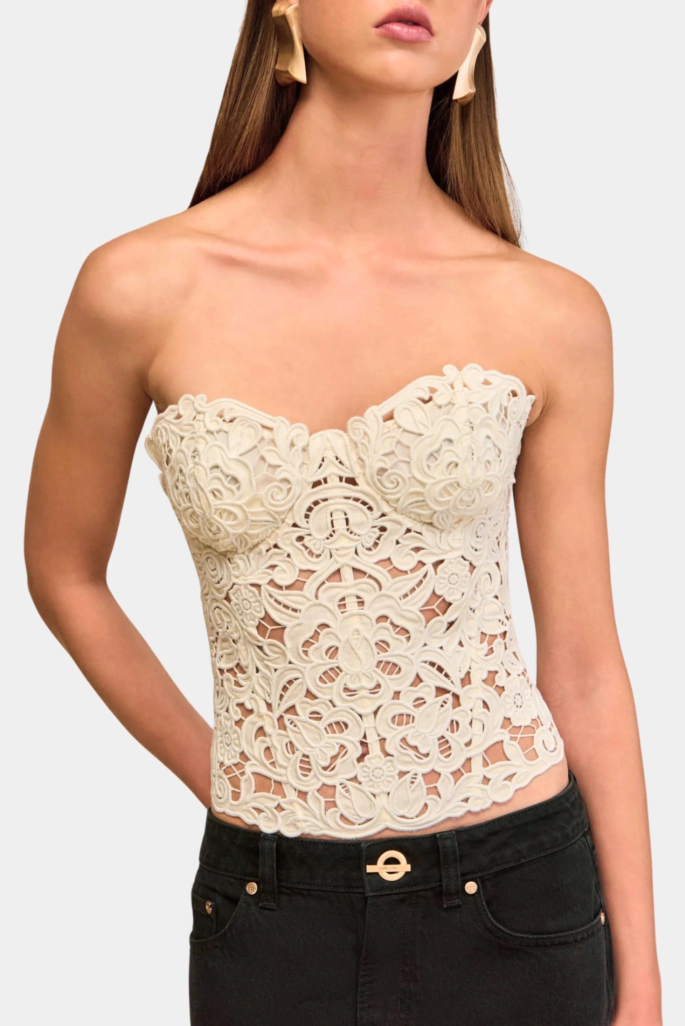 Close do top Cult Gaia com aplicação floral em relevo e acabamento rendado