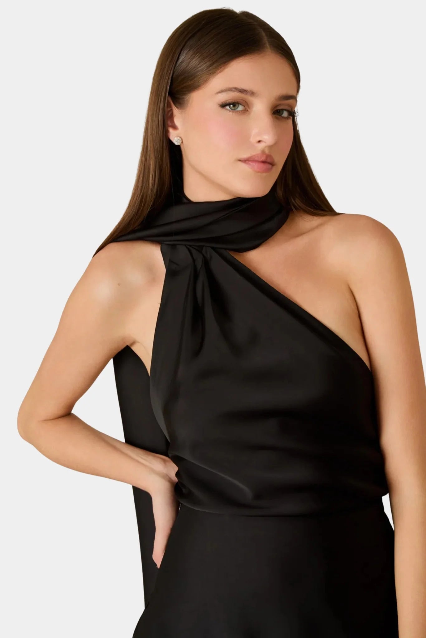 Detalhe da Blusa Nay preta em cetim com gola drapeada e modelagem assimétrica