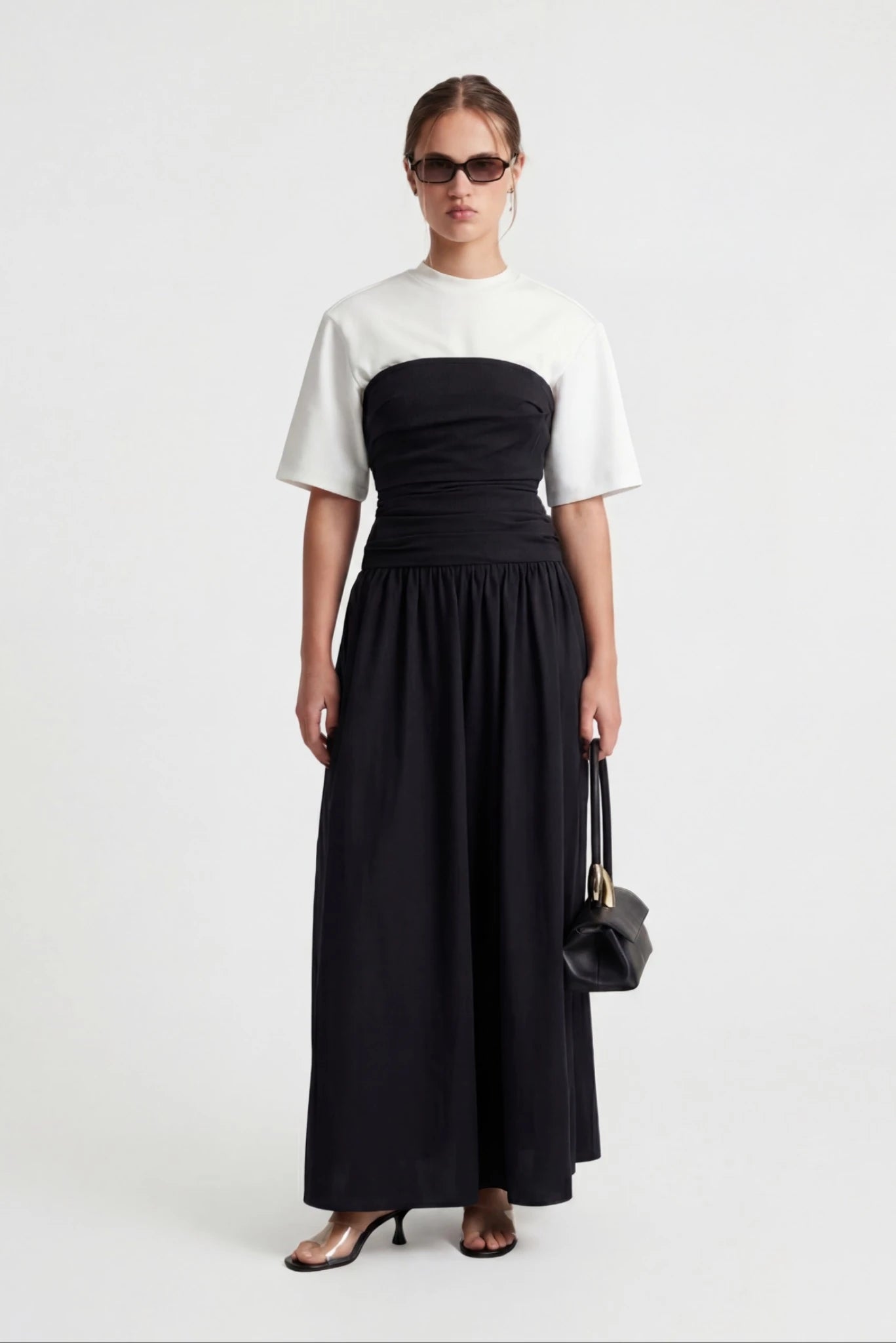 Modelo usando Vestido Midi Drapeado Maya MR preto com sobreposição branca e saia ampla