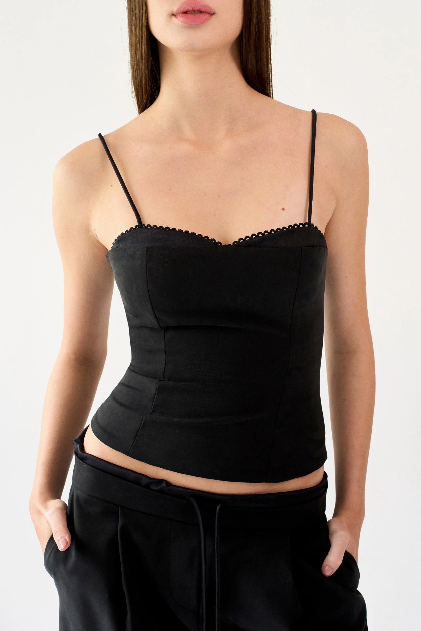 Close do Top Sarja Khloe MR preto com recortes estruturados e modelagem ajustada