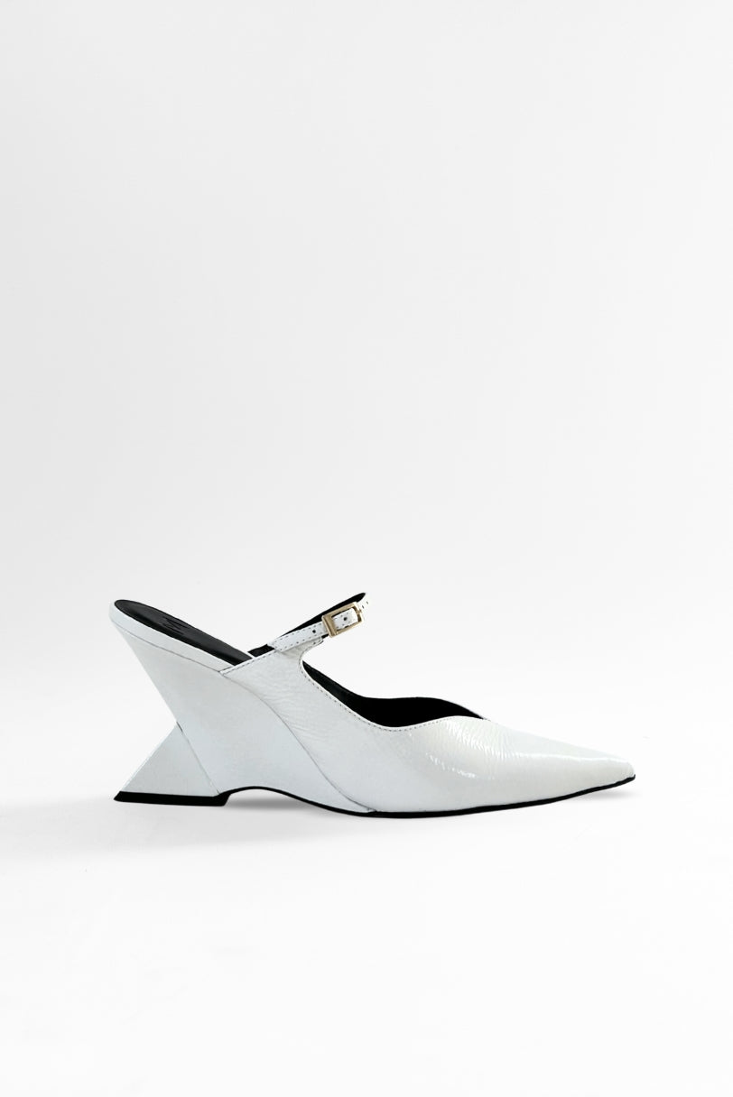 Scarpin slingback off-white com bico fino e salto geométrico