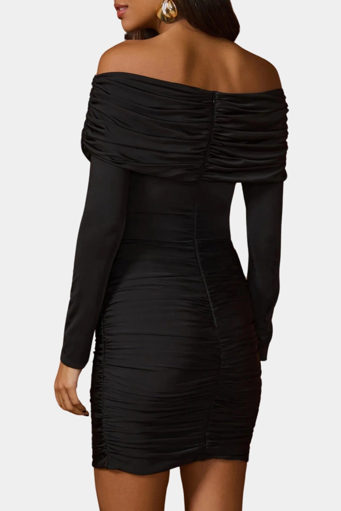 Vista traseira de vestido curto preto ombro a ombro com drapeado