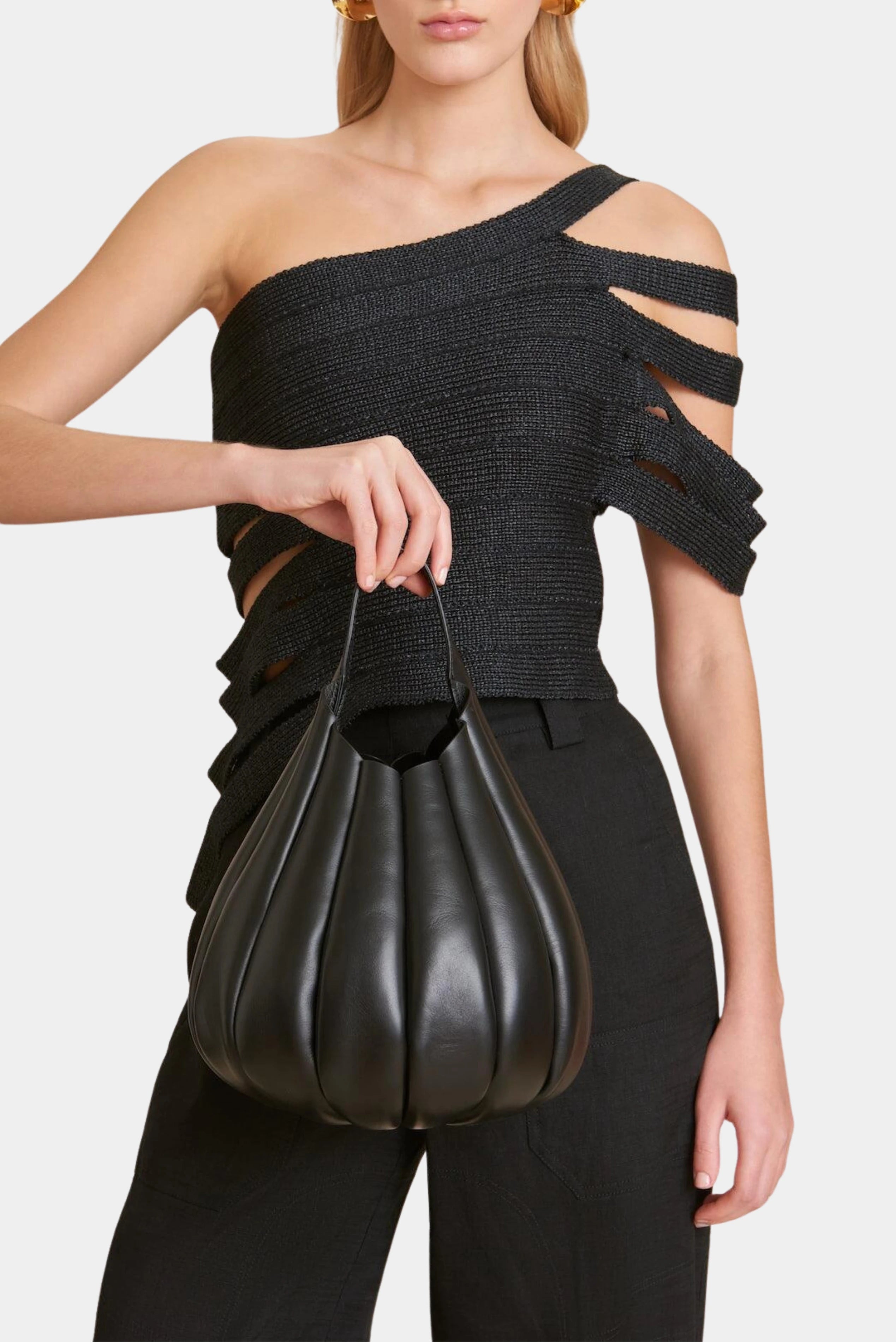 Bolsa preta Cult Gaia usada à mão com design plissado volumoso