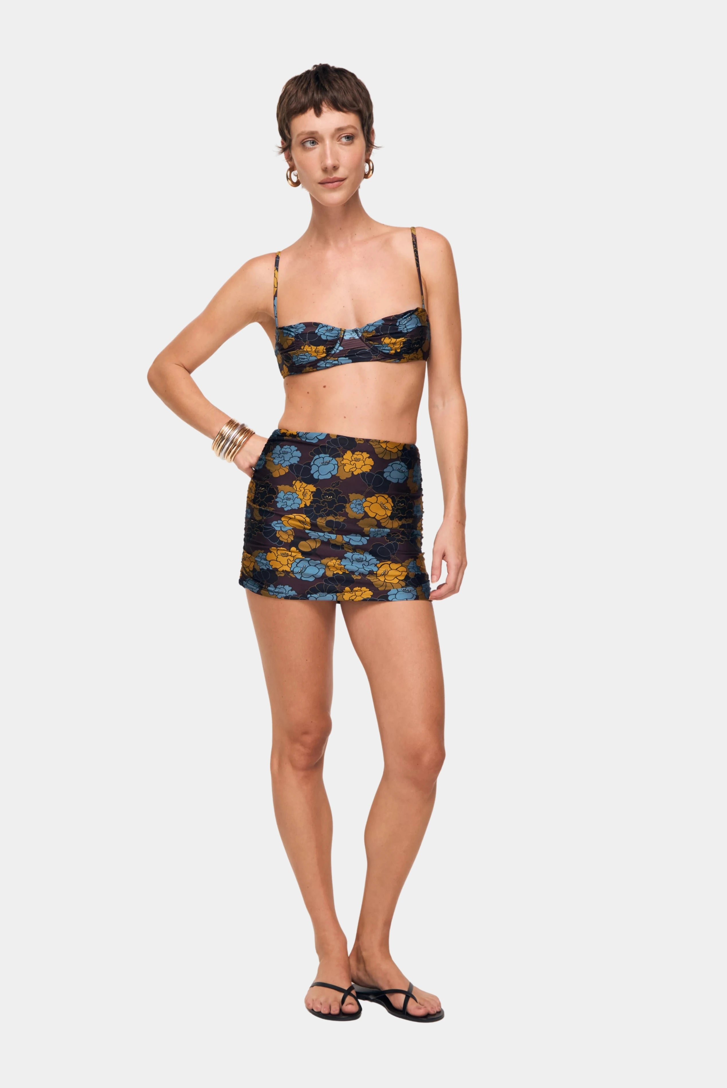 Look feminino com saia floral curta e top coordenado em estampa Floral Bloom August