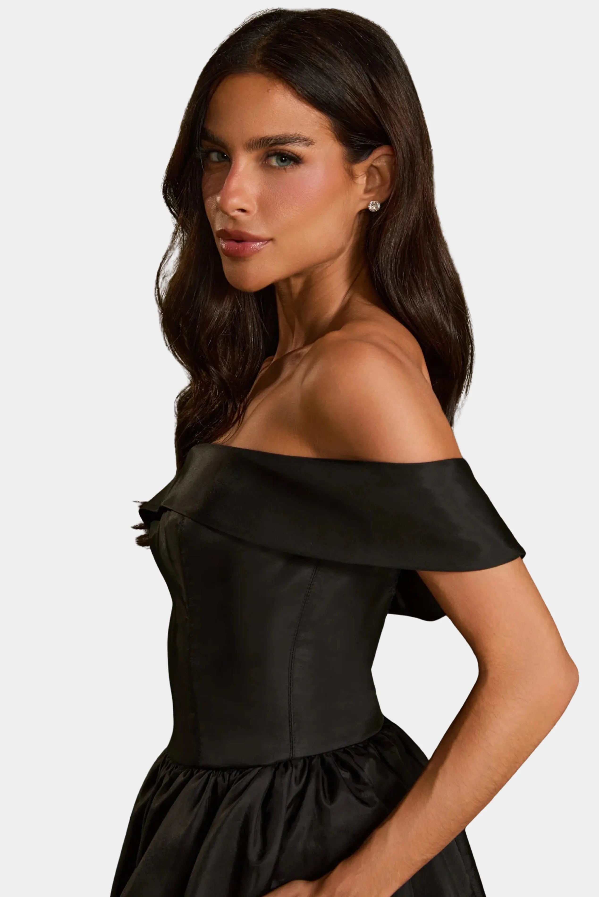Detalhe do decote ombro a ombro e corpo estruturado do vestido longo preto Giulia Fabulous