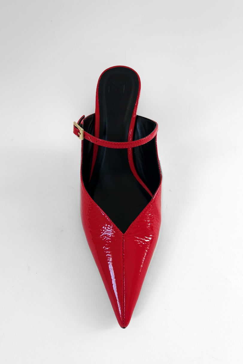 Scarpin slingback vermelho com bico fino e tira com fivela