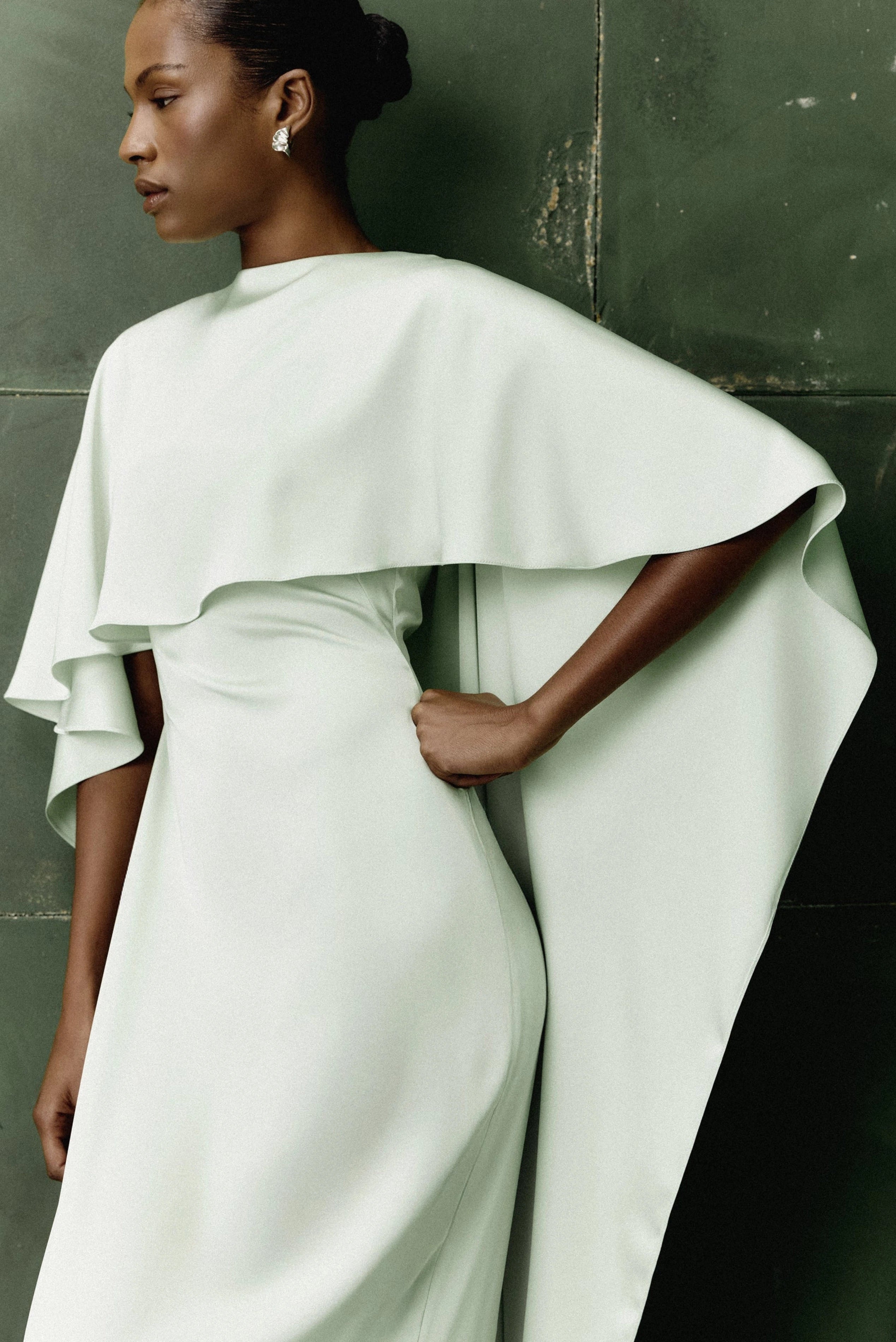 Vestido longo verde menta em crepe com capa fluida e modelagem reta em composição editorial