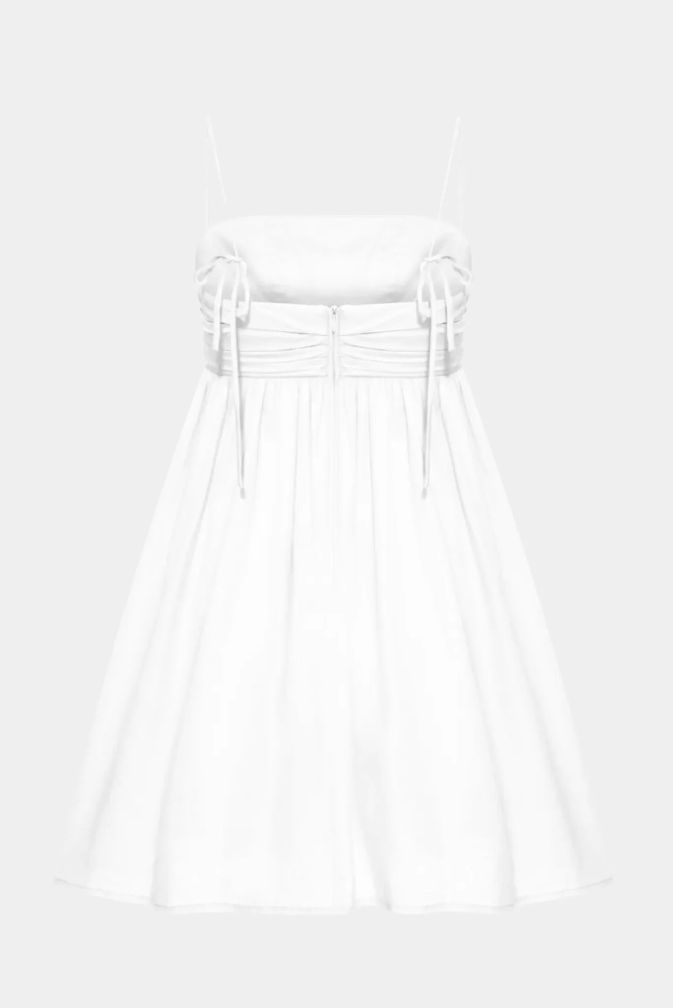 Vestido Curto Petit Gaia branco com costas ajustáveis e modelagem evasê fluida