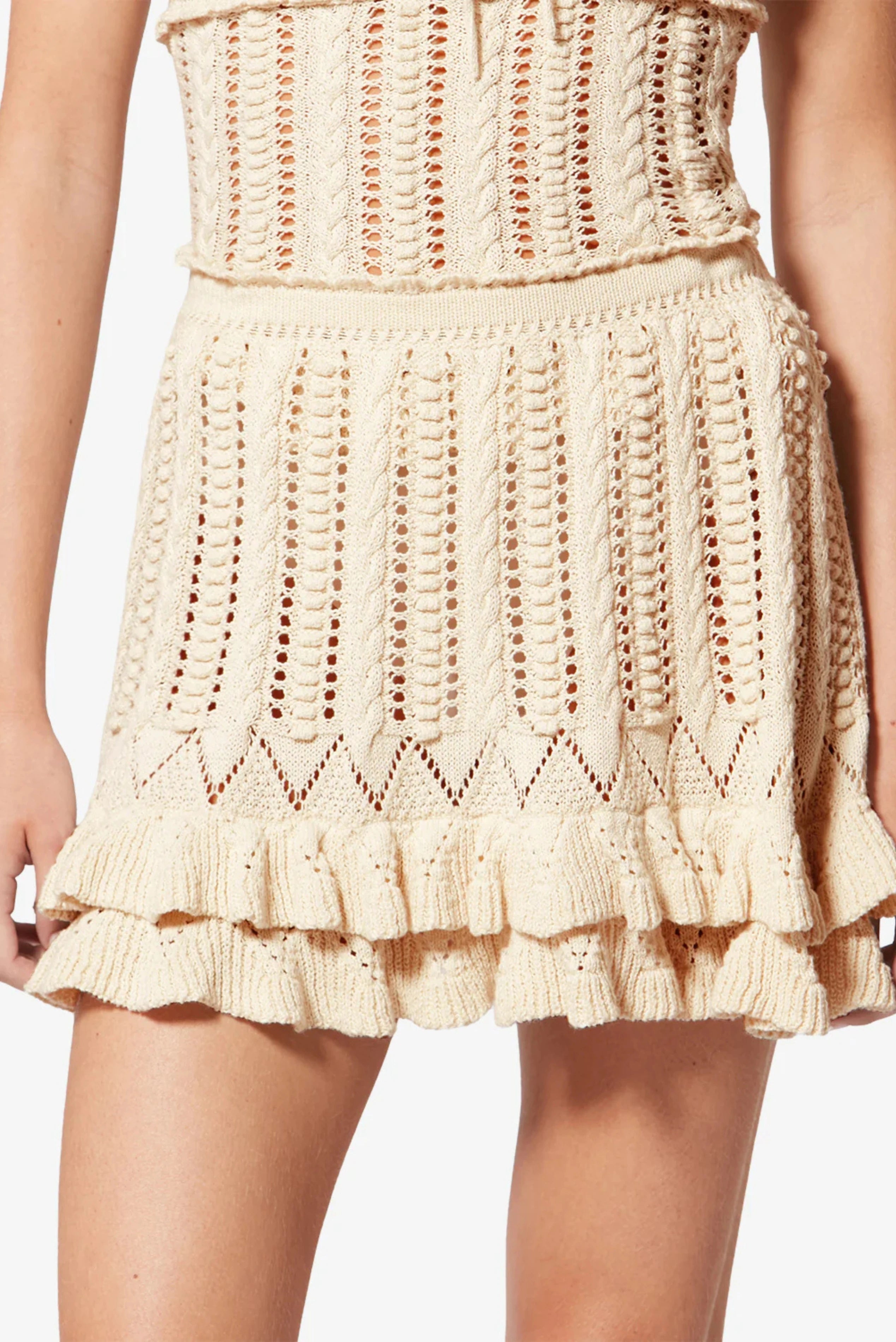 Saia curta de crochê bege Isabel Marant com cintura alta e barra dupla com babados