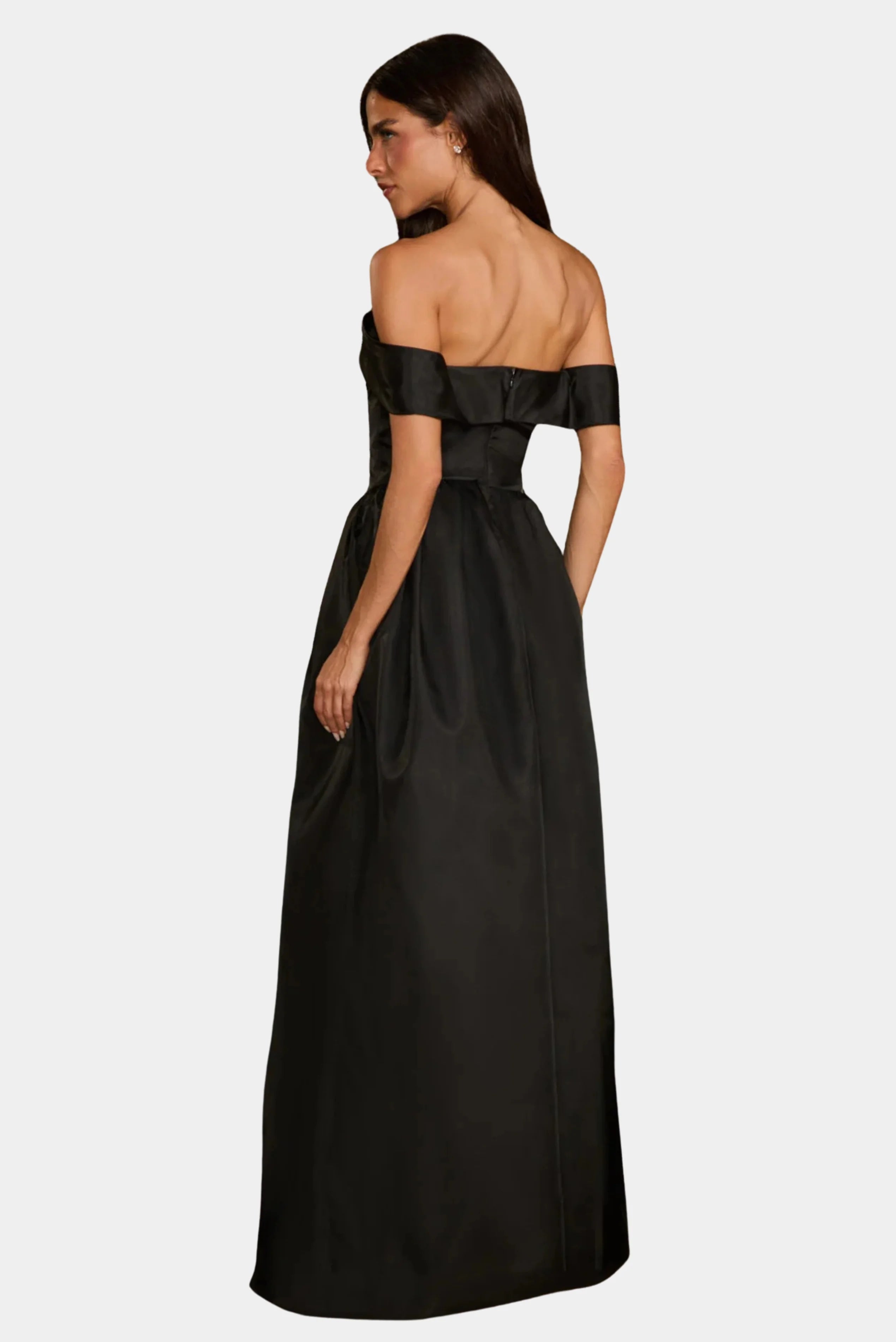 Costas do vestido longo preto Giulia Fabulous com decote ombro a ombro e fechamento por zíper