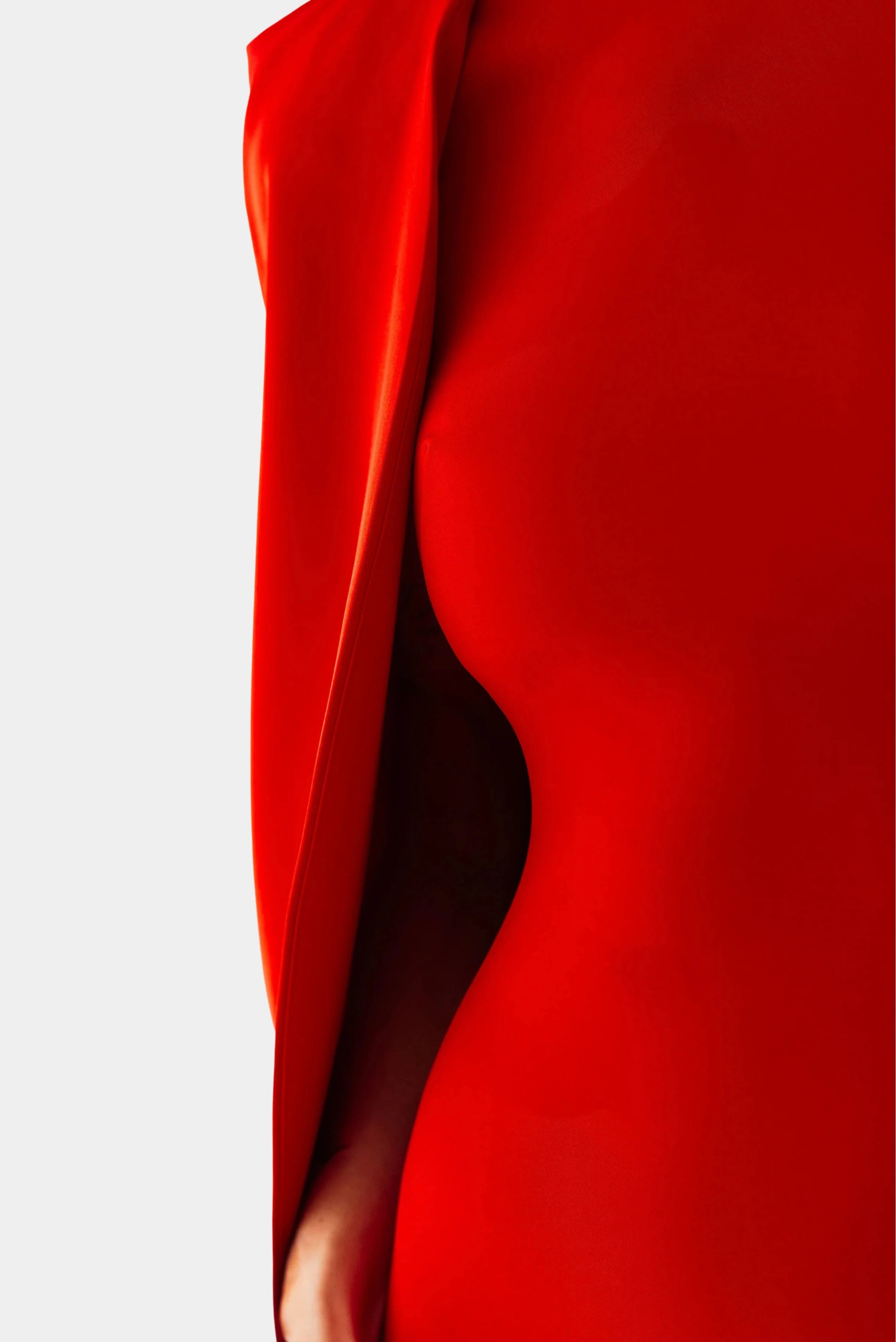 Detalhe lateral do vestido longo vermelho Eter Ostra Minú com capa e acabamento minimalista