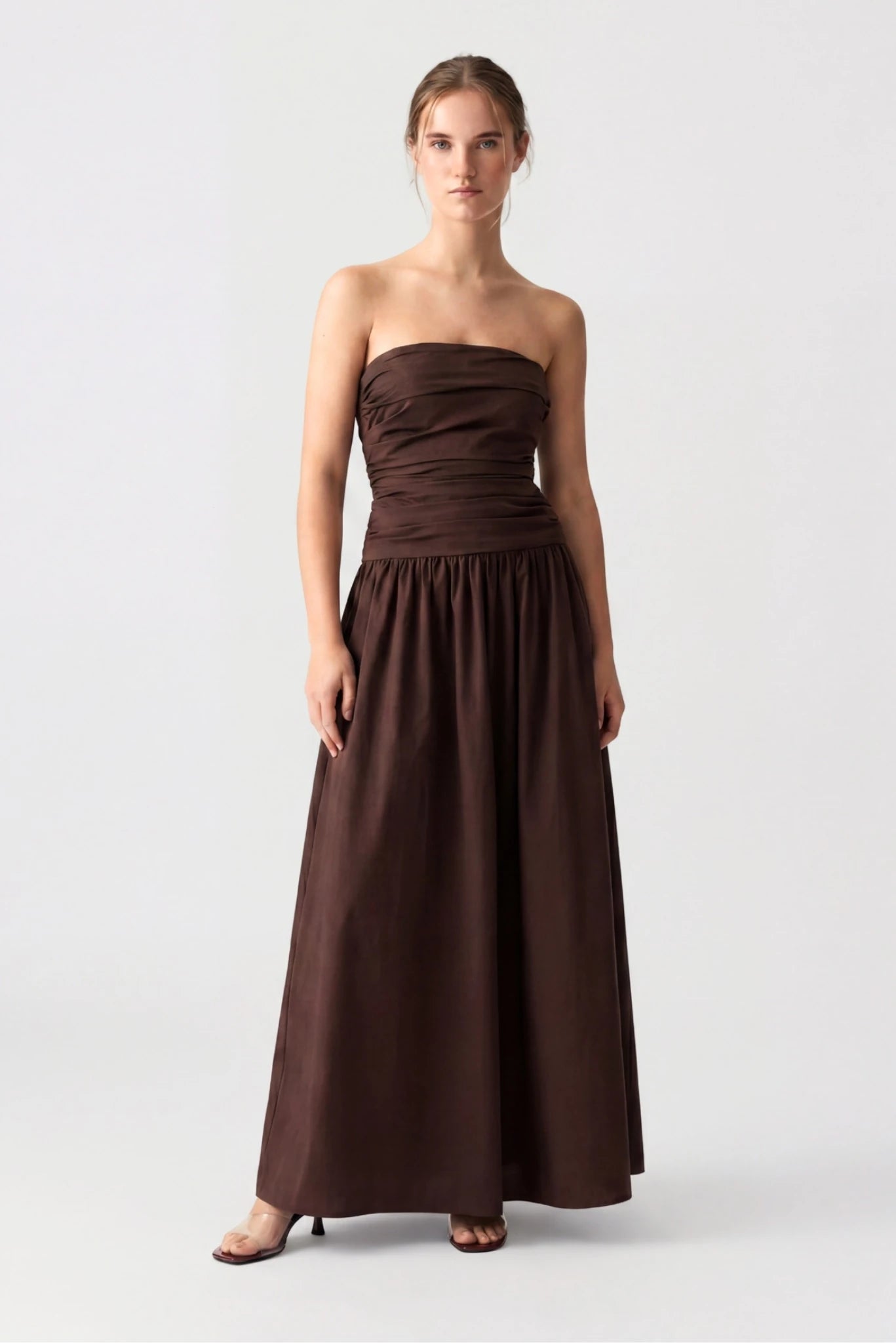 Modelo usando Vestido Midi Drapeado Maya MR marrom com busto drapeado e saia ampla