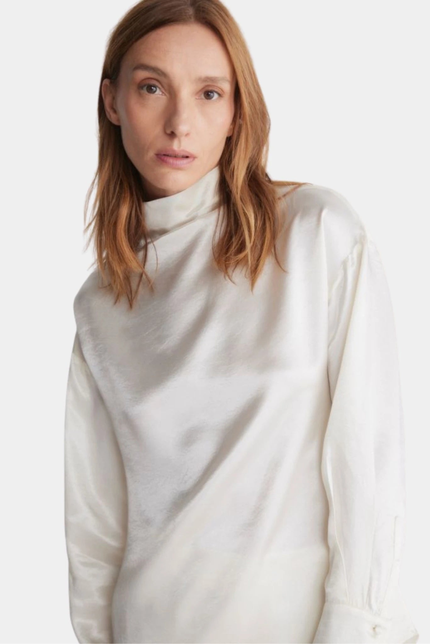 Blusa feminina off-white com acabamento acetinado e modelagem fluida Francesca