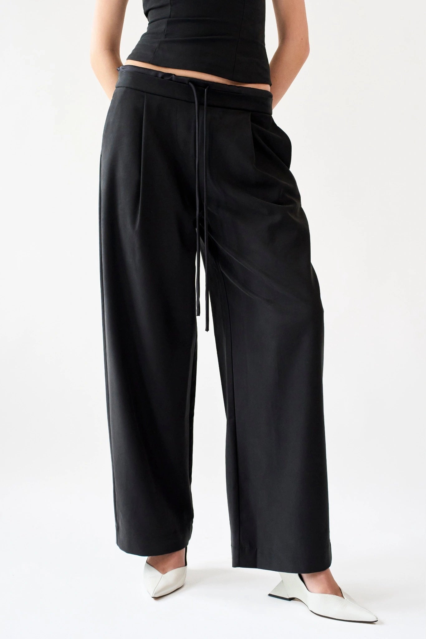 Calça alfaiataria ampla preta Kylie MR com bolsos laterais e cintura baixa
