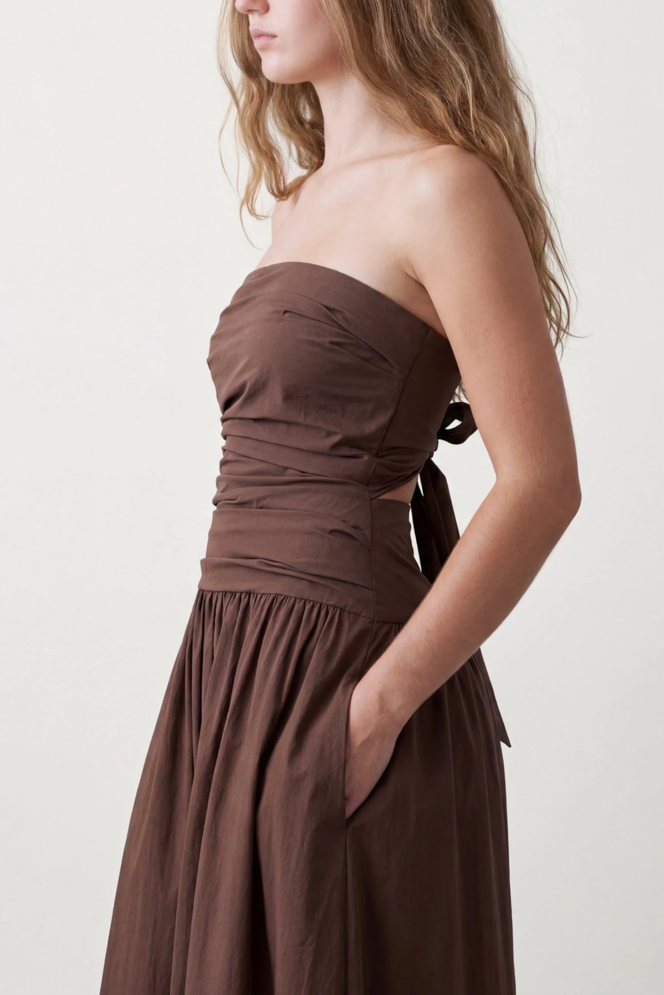 Detalhe do Vestido Midi Drapeado Maya MR marrom com busto tomara que caia e drapeado