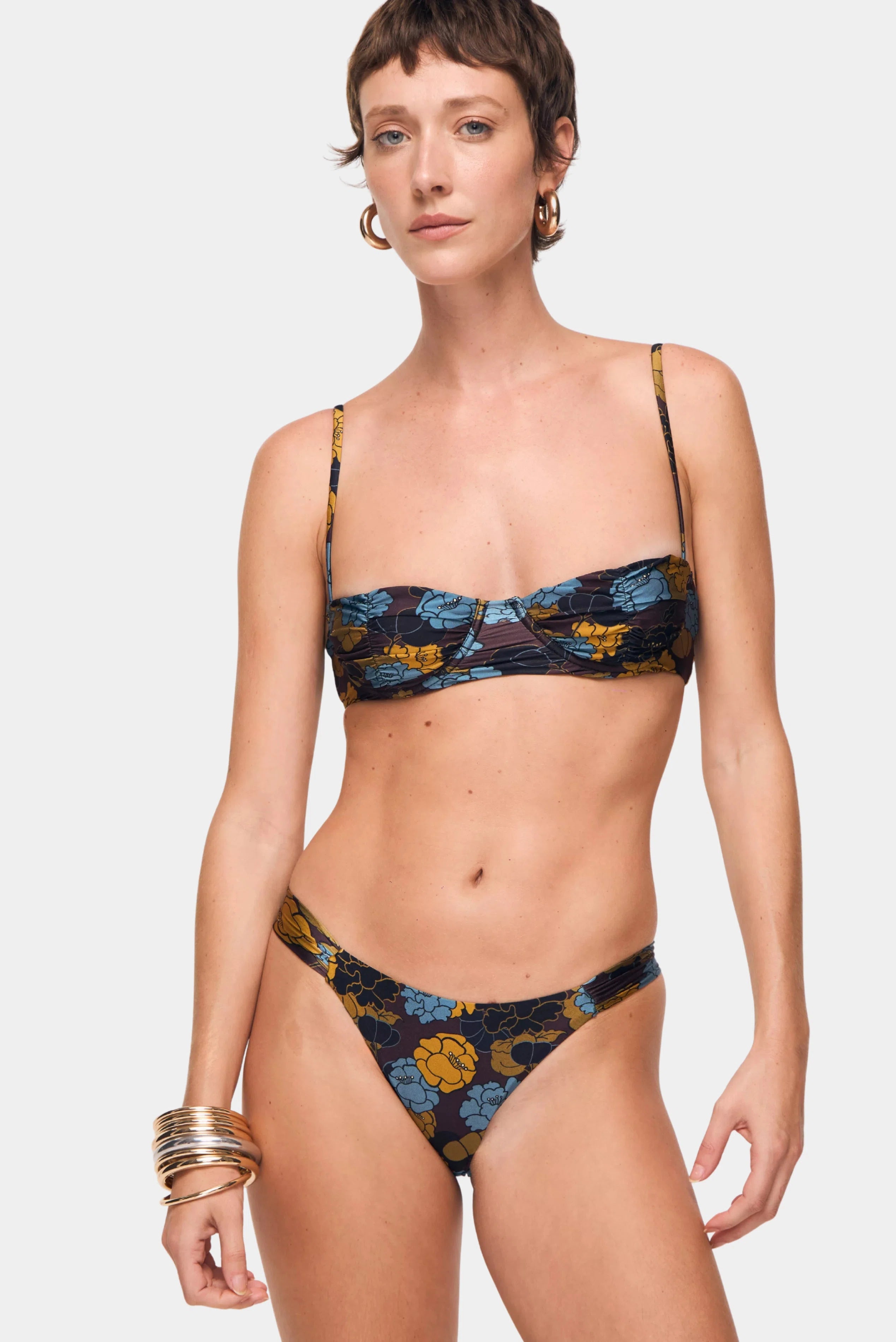 Close do top de biquíni estampado floral azul e mostarda August com acabamento franzido e alças delicadas