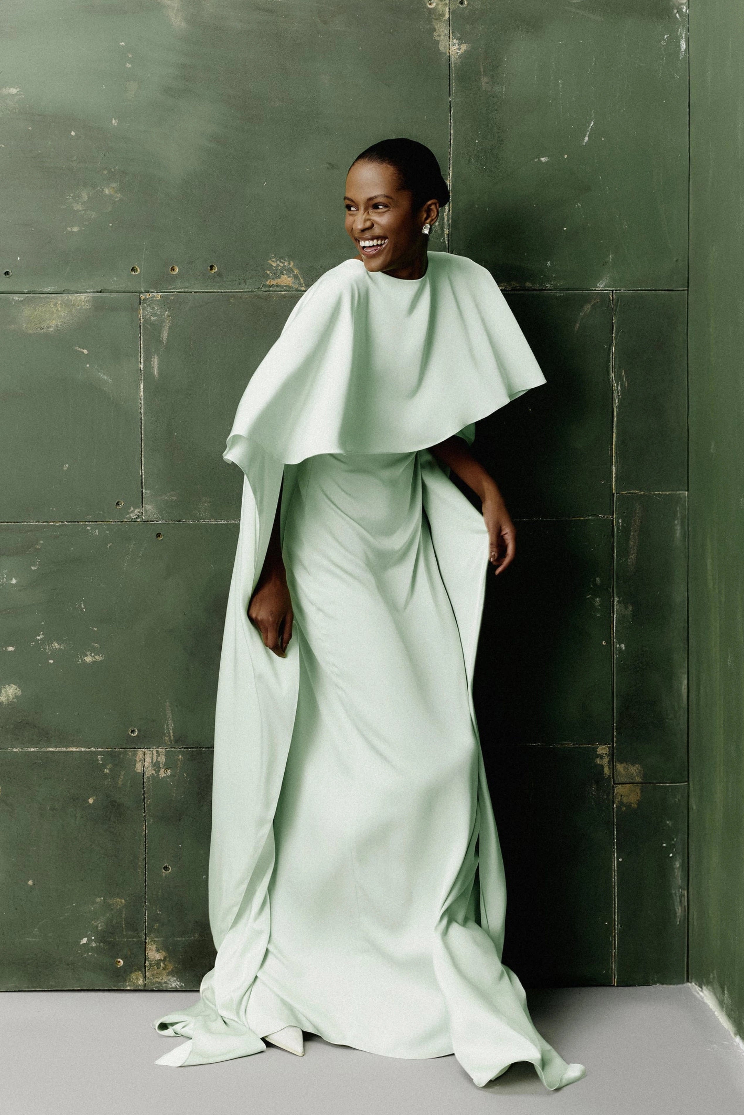 Vestido longo verde menta em crepe com capa fluida e modelagem reta em composição editorial
