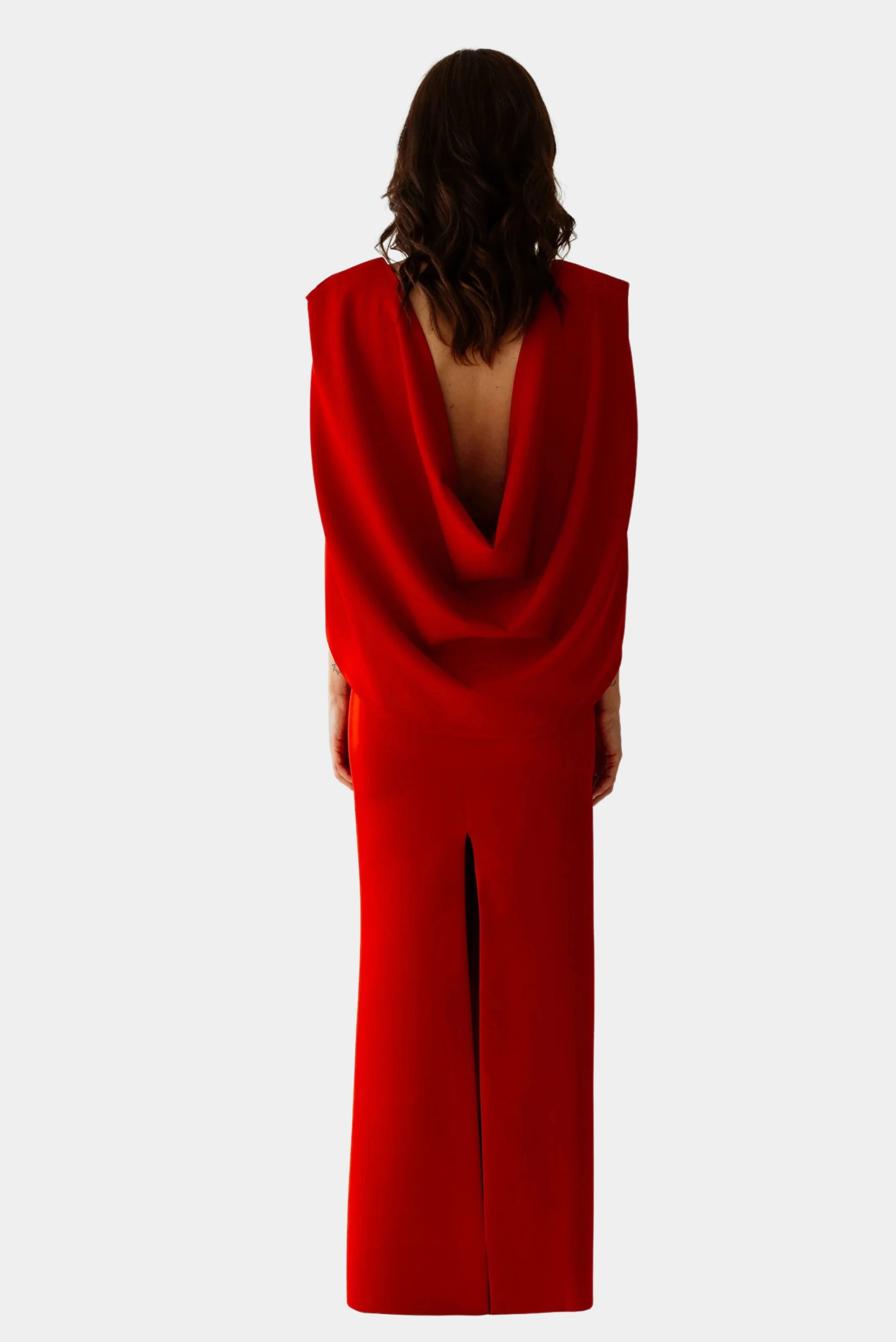 Costas do vestido longo vermelho Eter Ostra Minú com decote profundo drapeado e fenda central