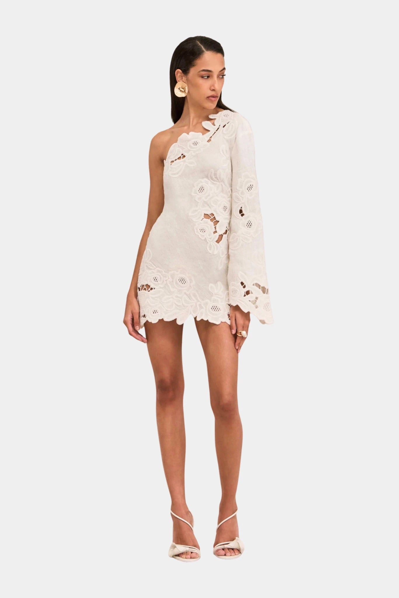 Vestido curto off-white Cult Gaia com recortes florais, modelagem ajustada e manga única