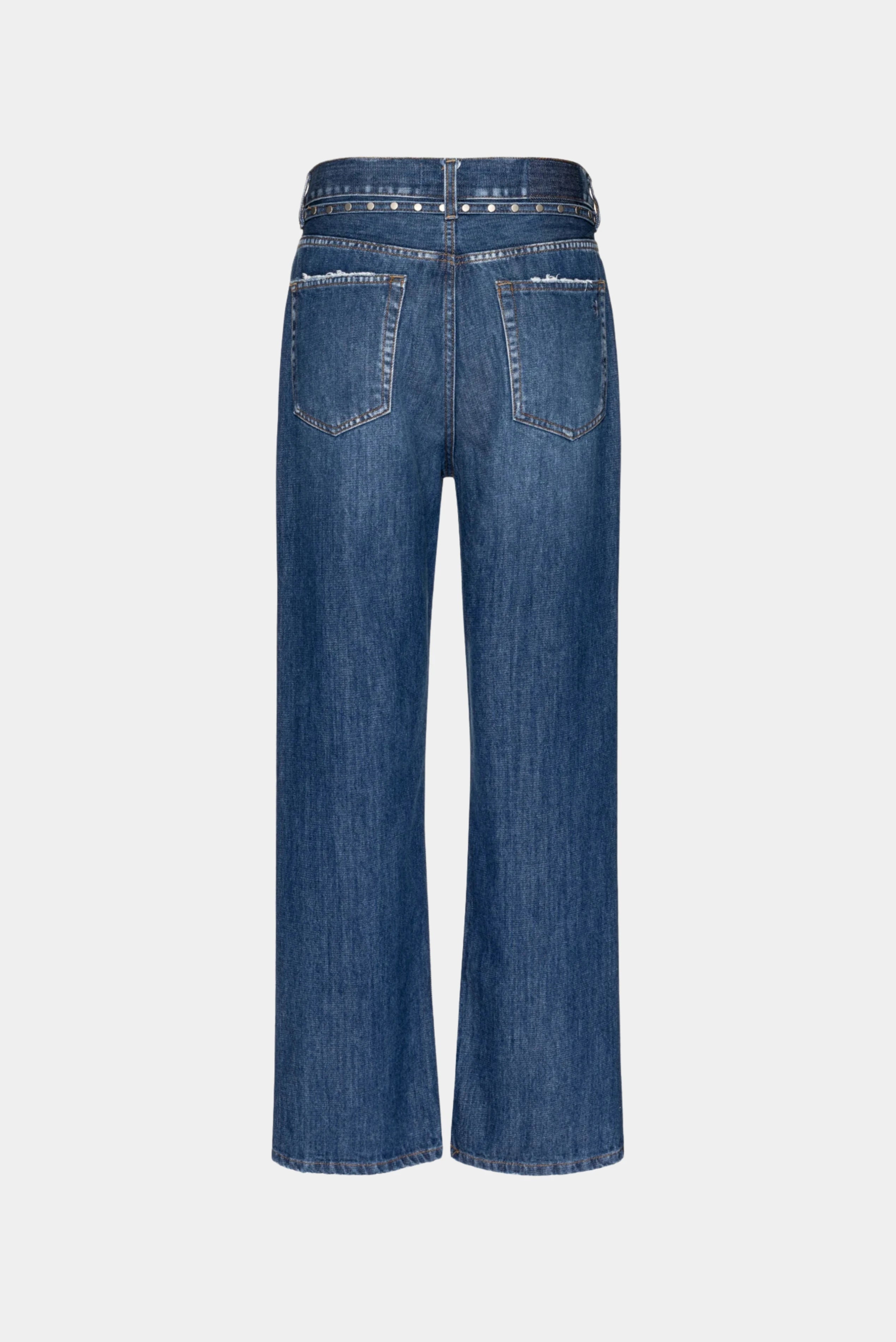Calça jeans azul de modelagem loose com bolsos traseiros e detalhe de faixa com tachas nas costas.