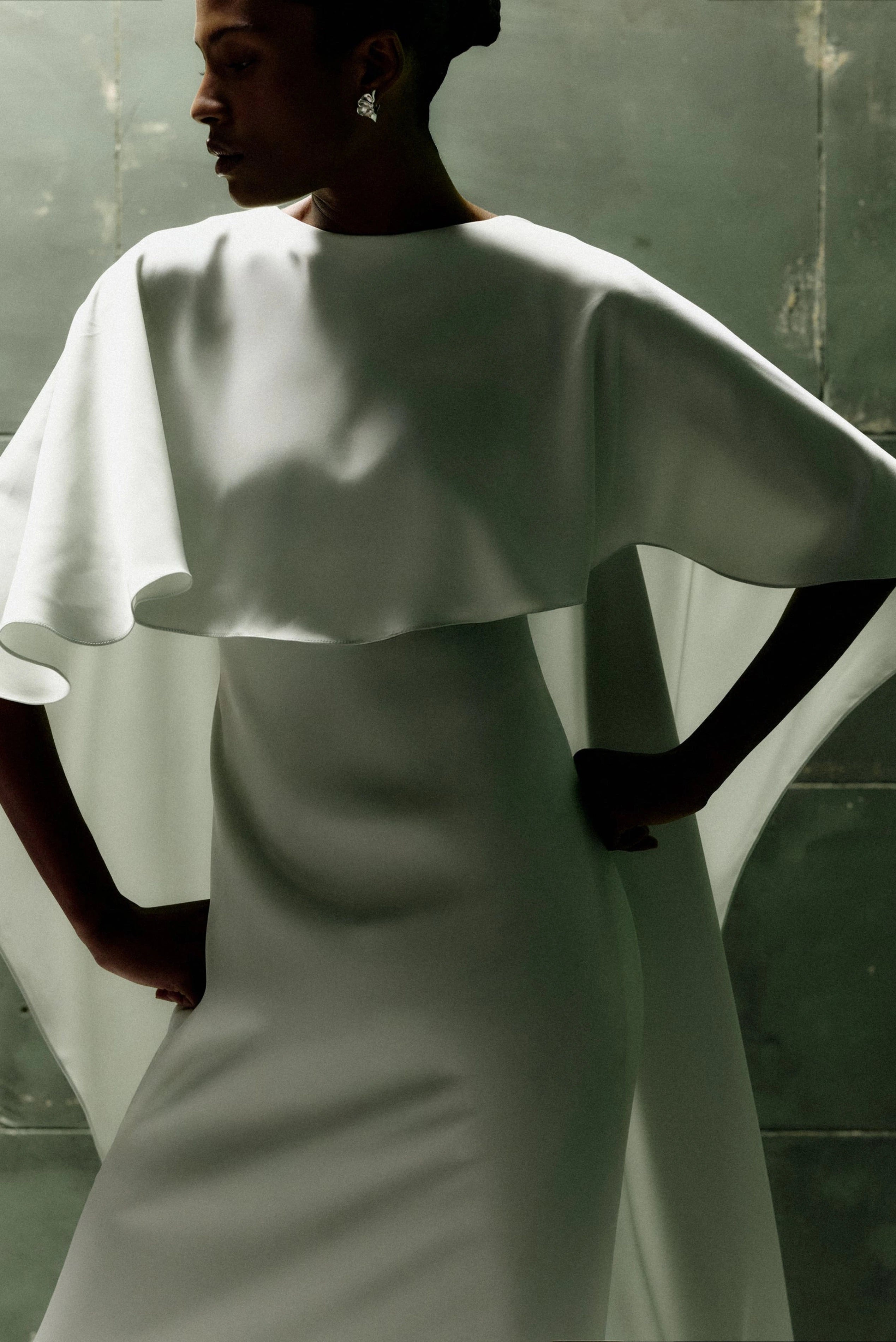 Vestido longo verde menta em crepe com capa fluida e modelagem reta em composição editorial